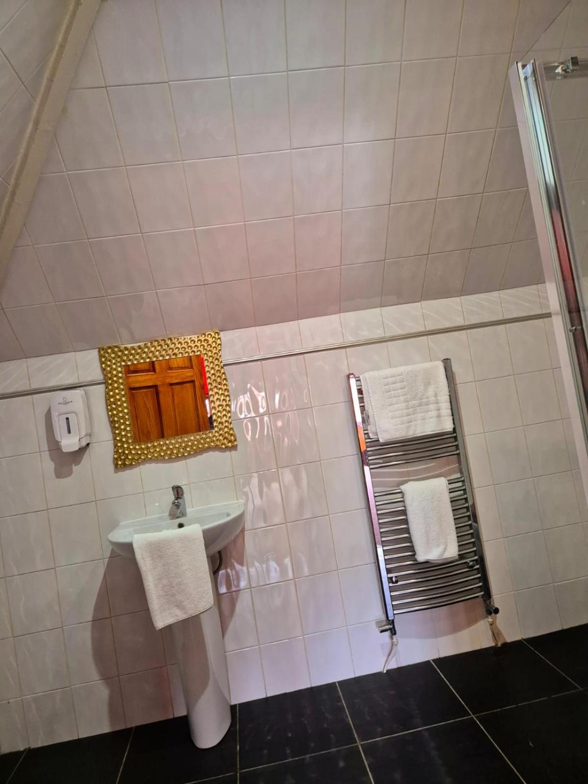Single Room with Private Bathroom photo 3