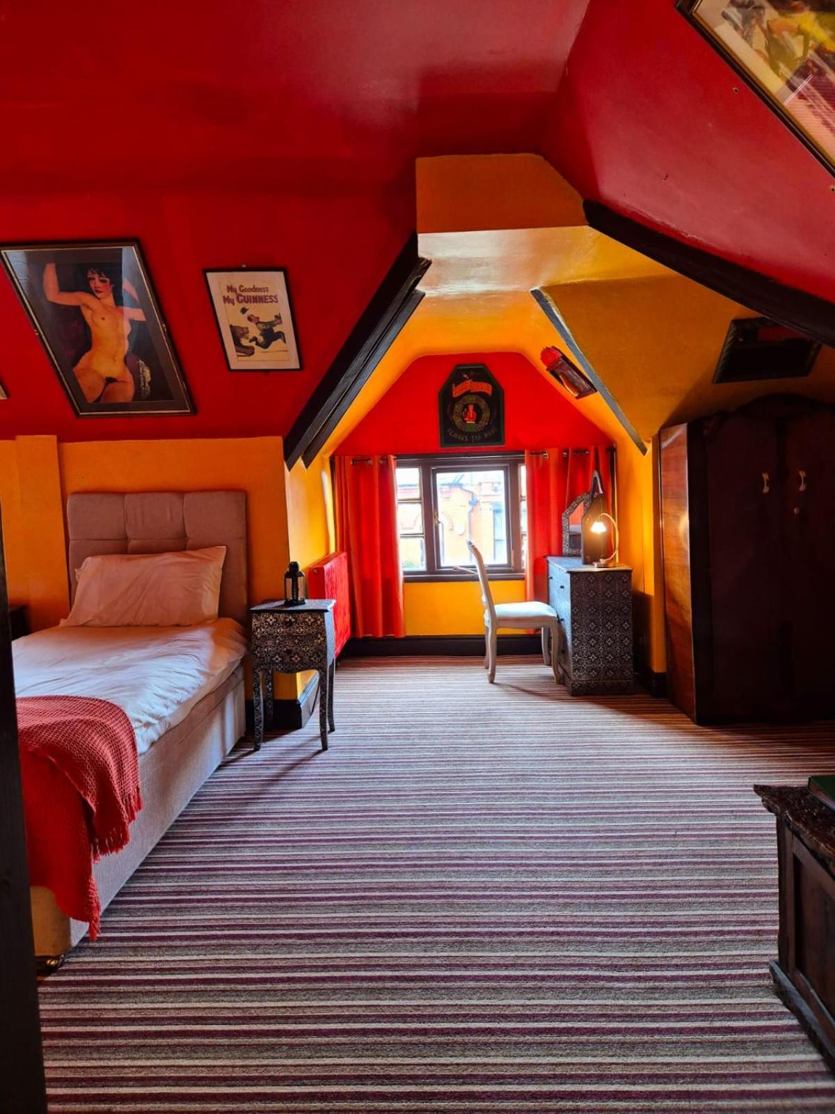 Single Room with Private Bathroom photo 2