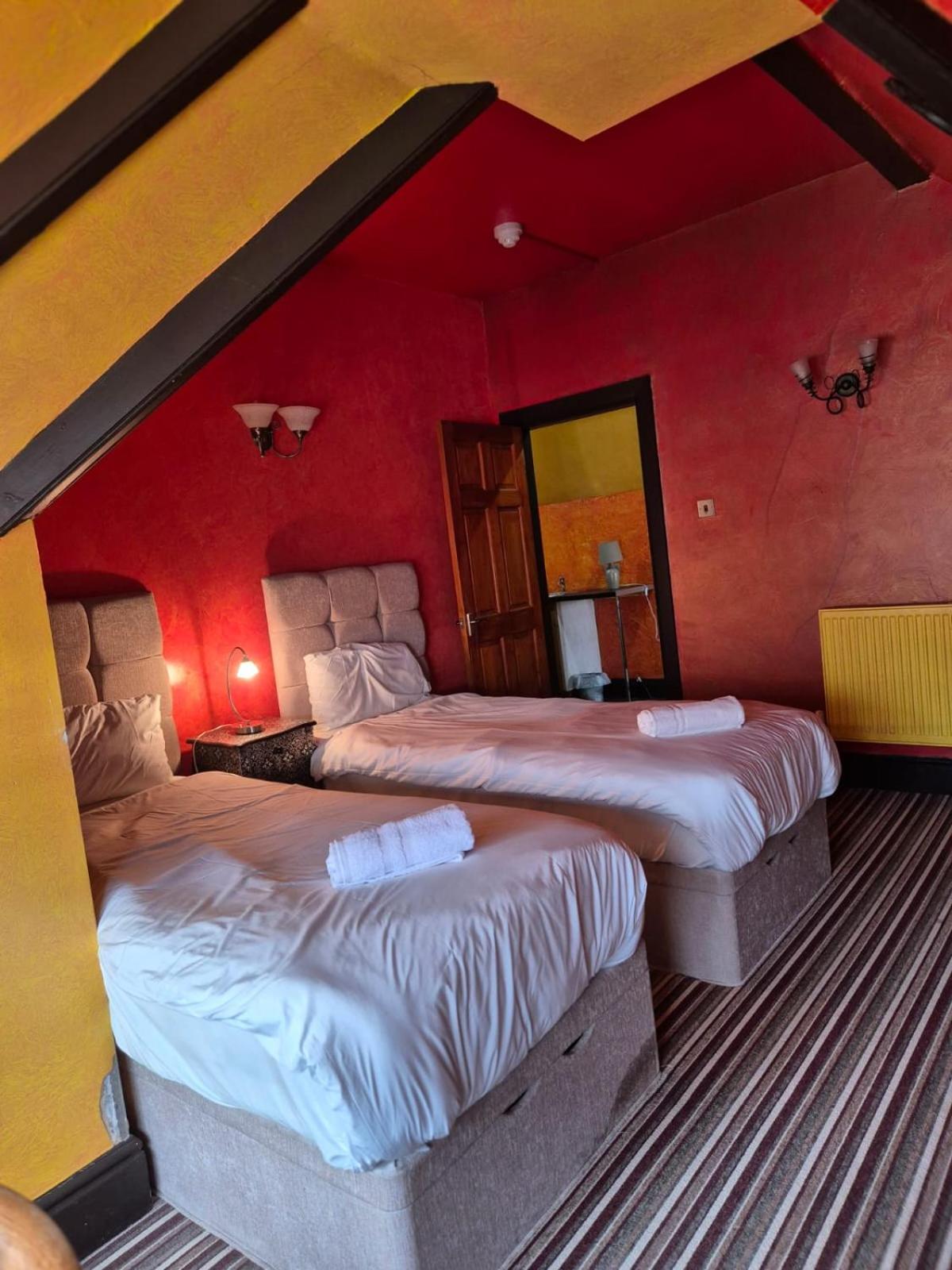 Twin Room with Private Bathroom photo 3