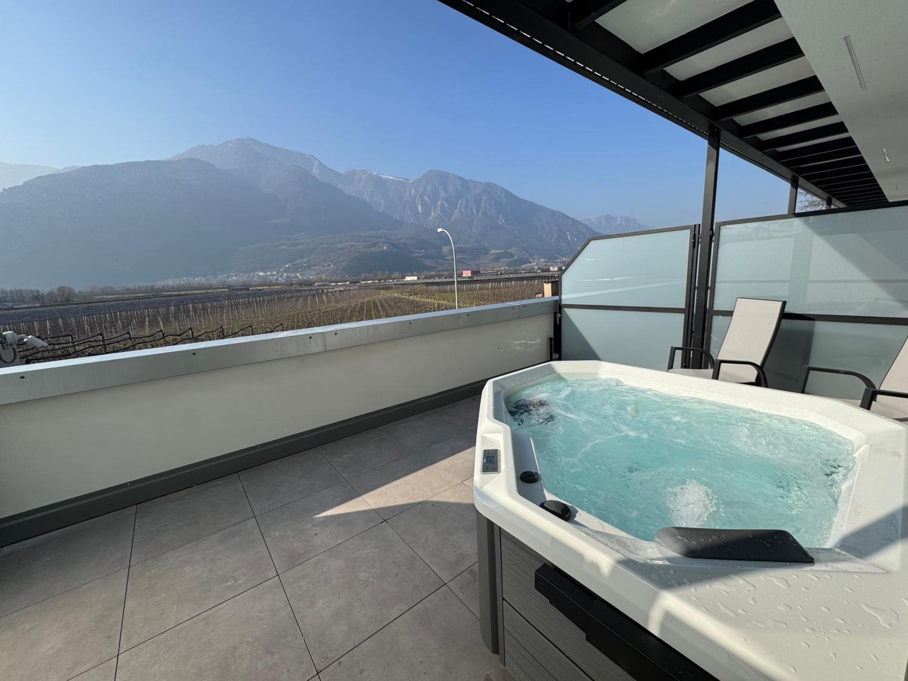 Executive King Room with Balcony and Hot Tub - Non-Smoking - Photo 6