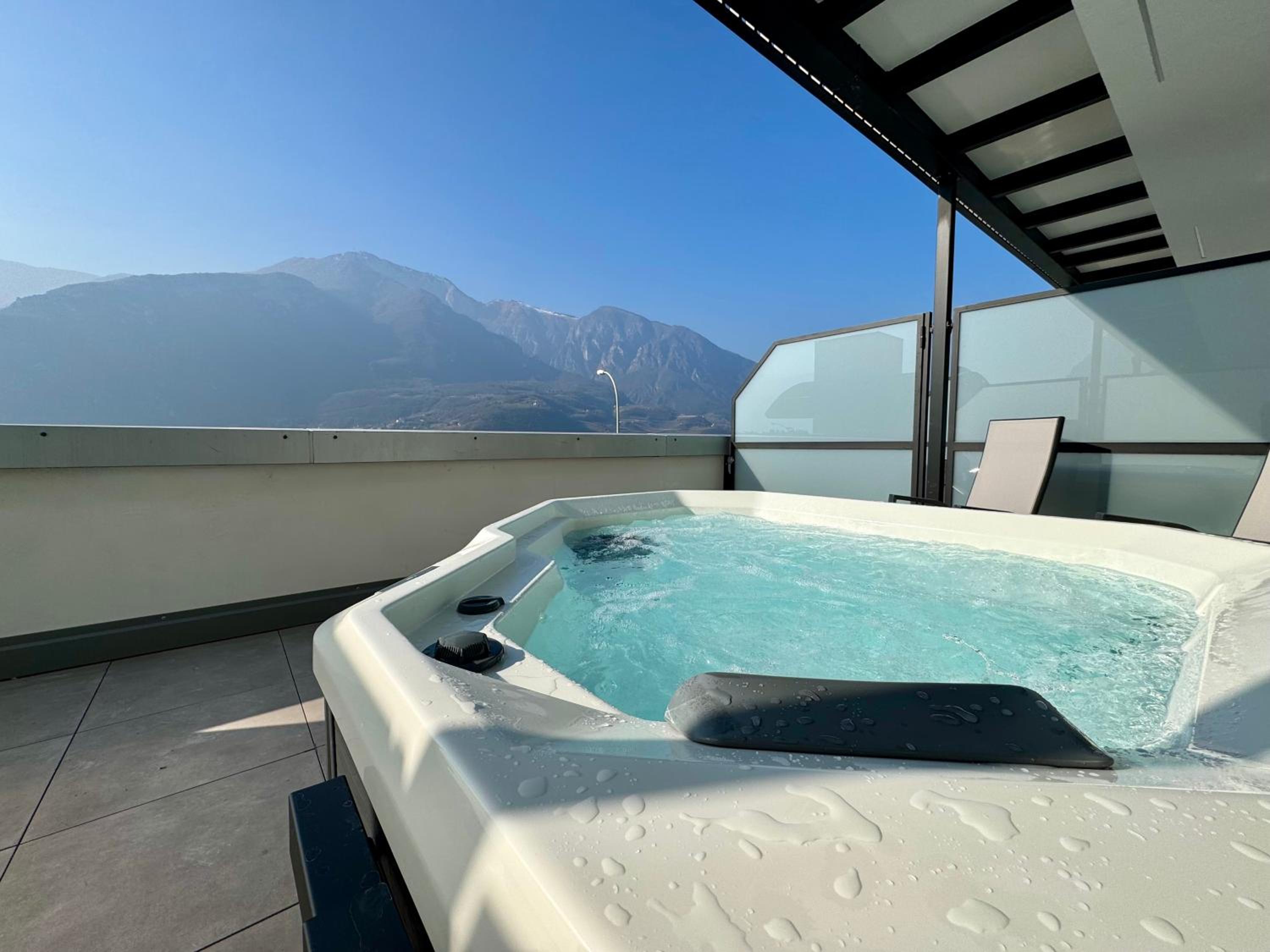 Executive King Room with Balcony and Hot Tub - Non-Smoking - Photo 7