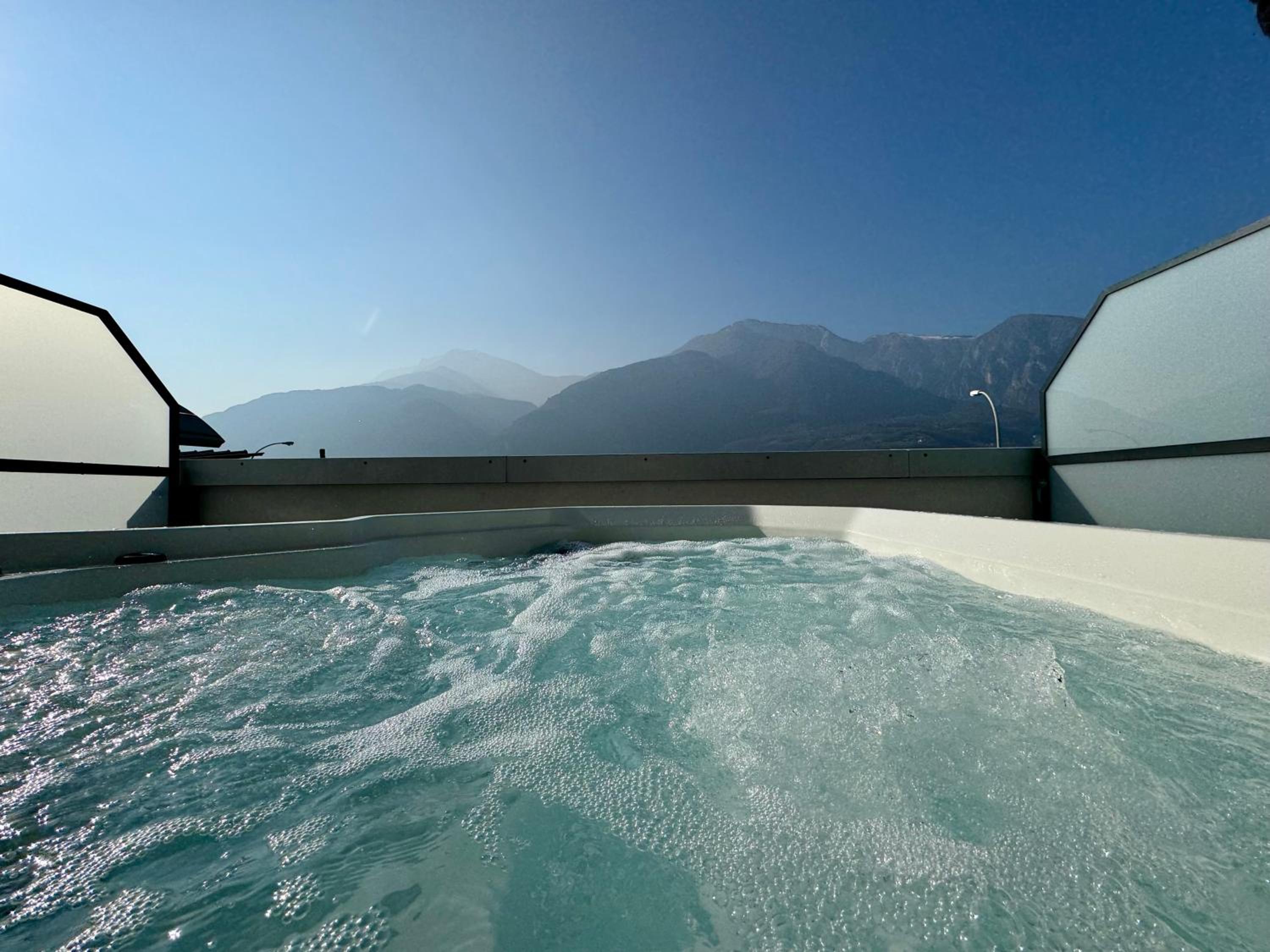Executive King Room with Balcony and Hot Tub - Non-Smoking - Photo 5