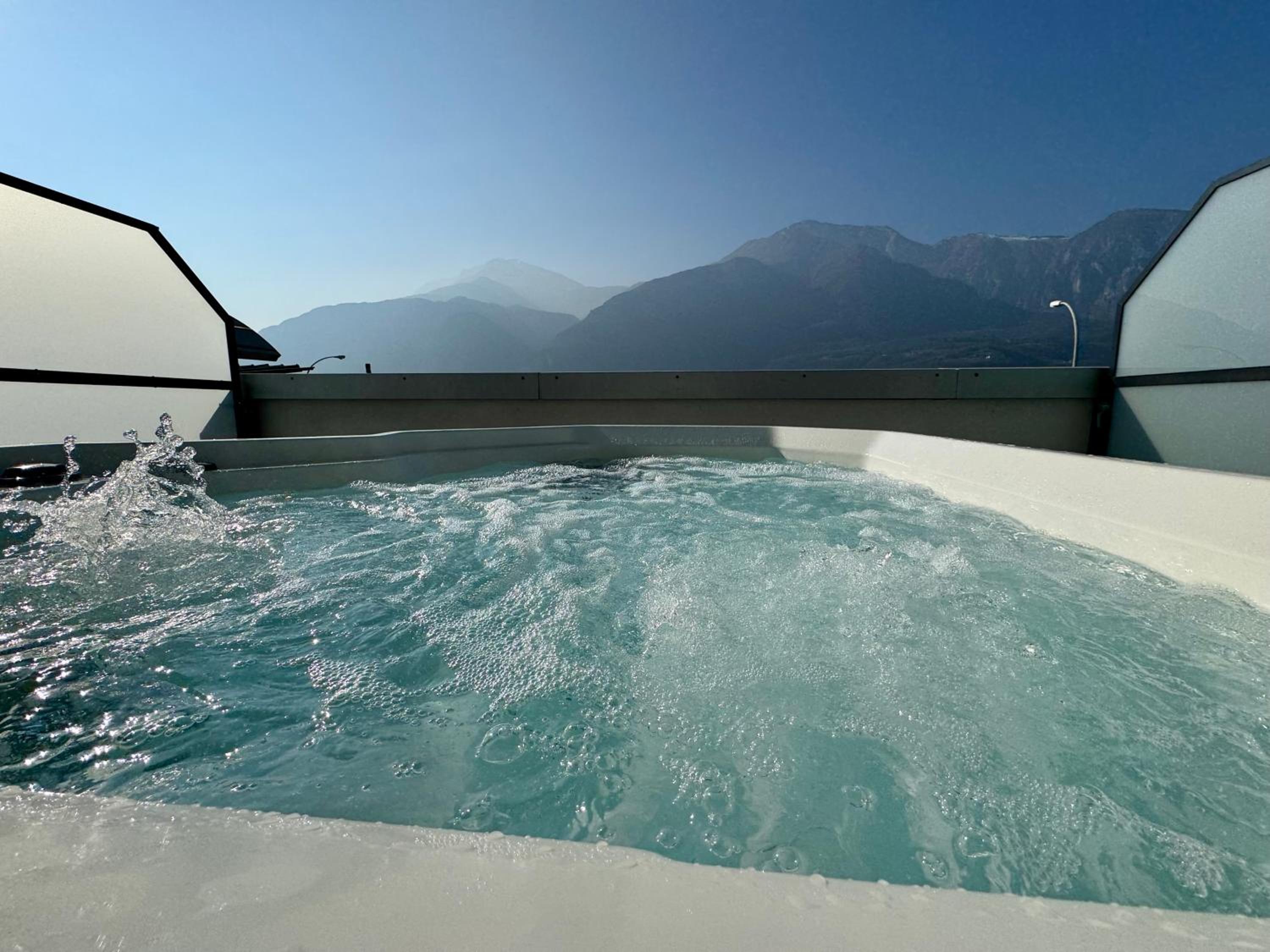 Executive King Room with Balcony and Hot Tub - Non-Smoking - Photo 8
