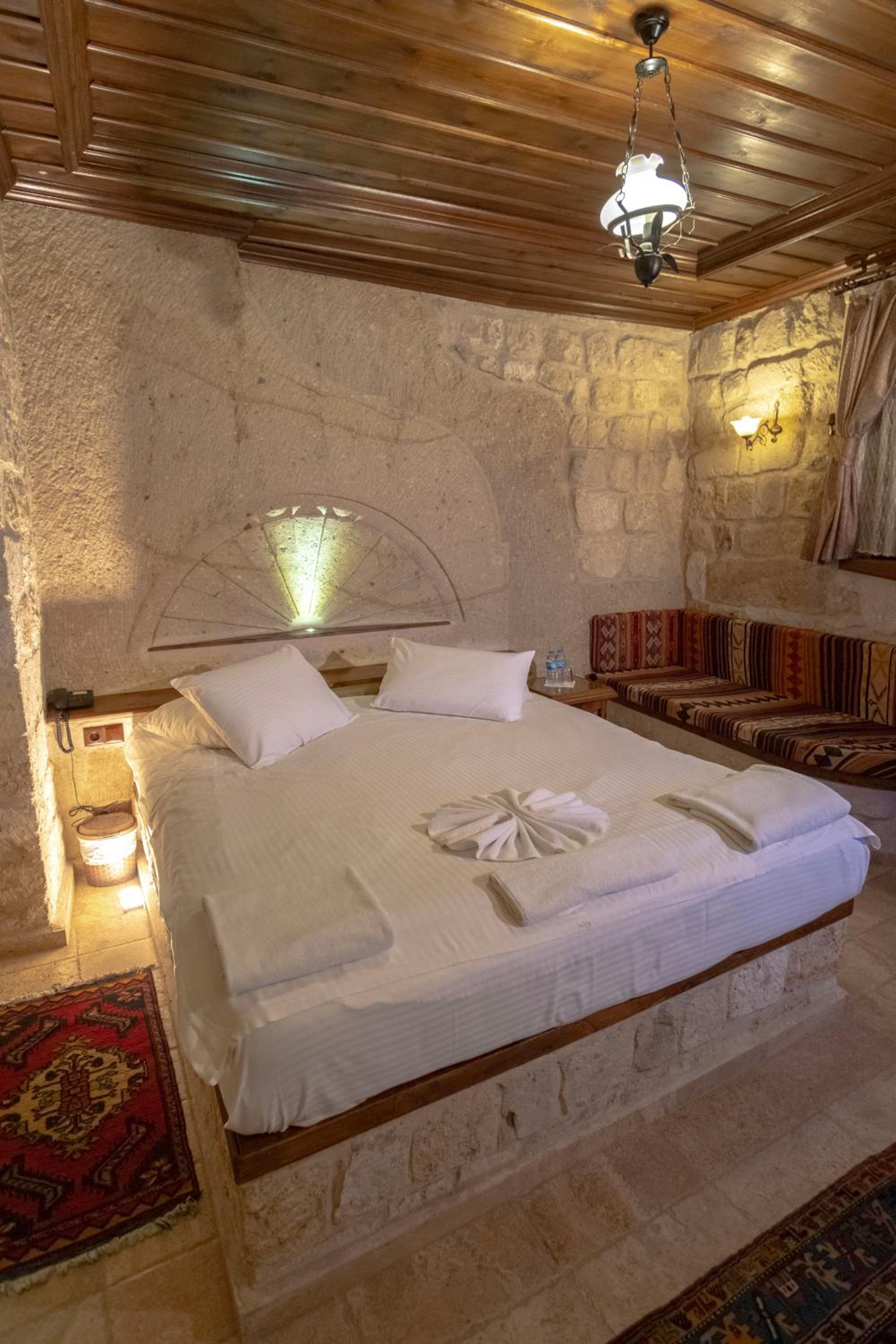 Deluxe Double Room with Bath - Photo 5