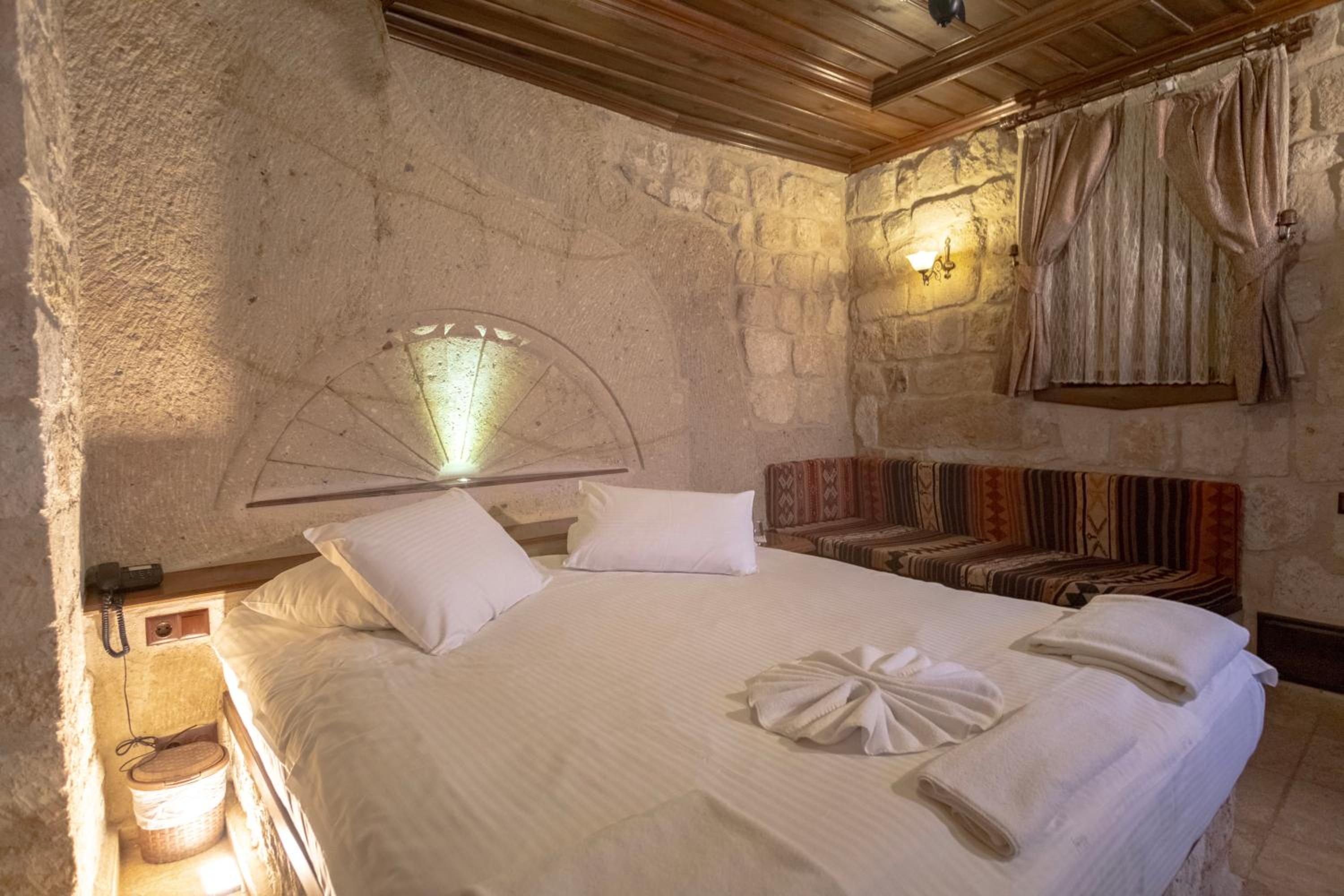 Deluxe Double Room with Bath - Photo 4