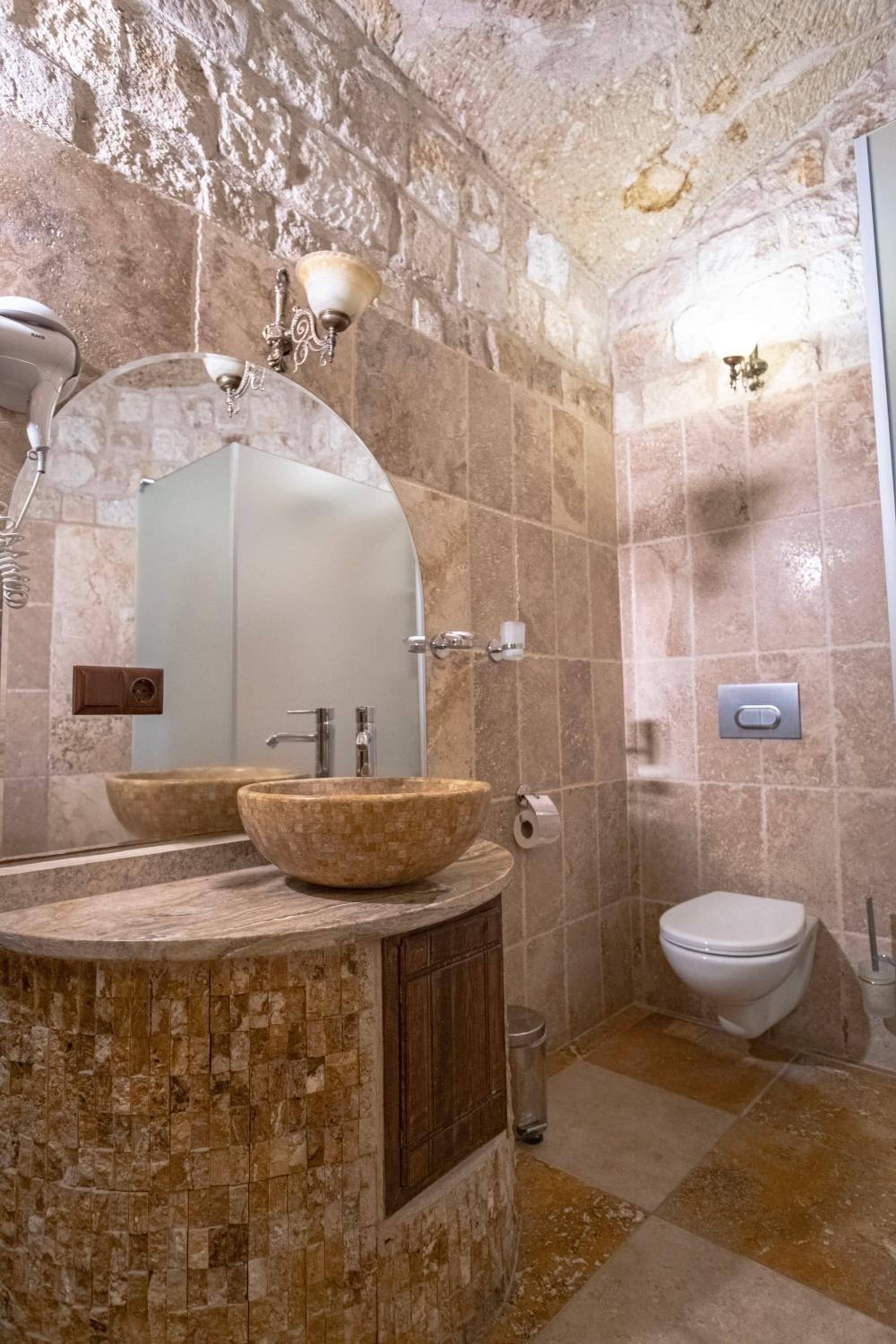 Deluxe Double Room with Bath - Photo 3
