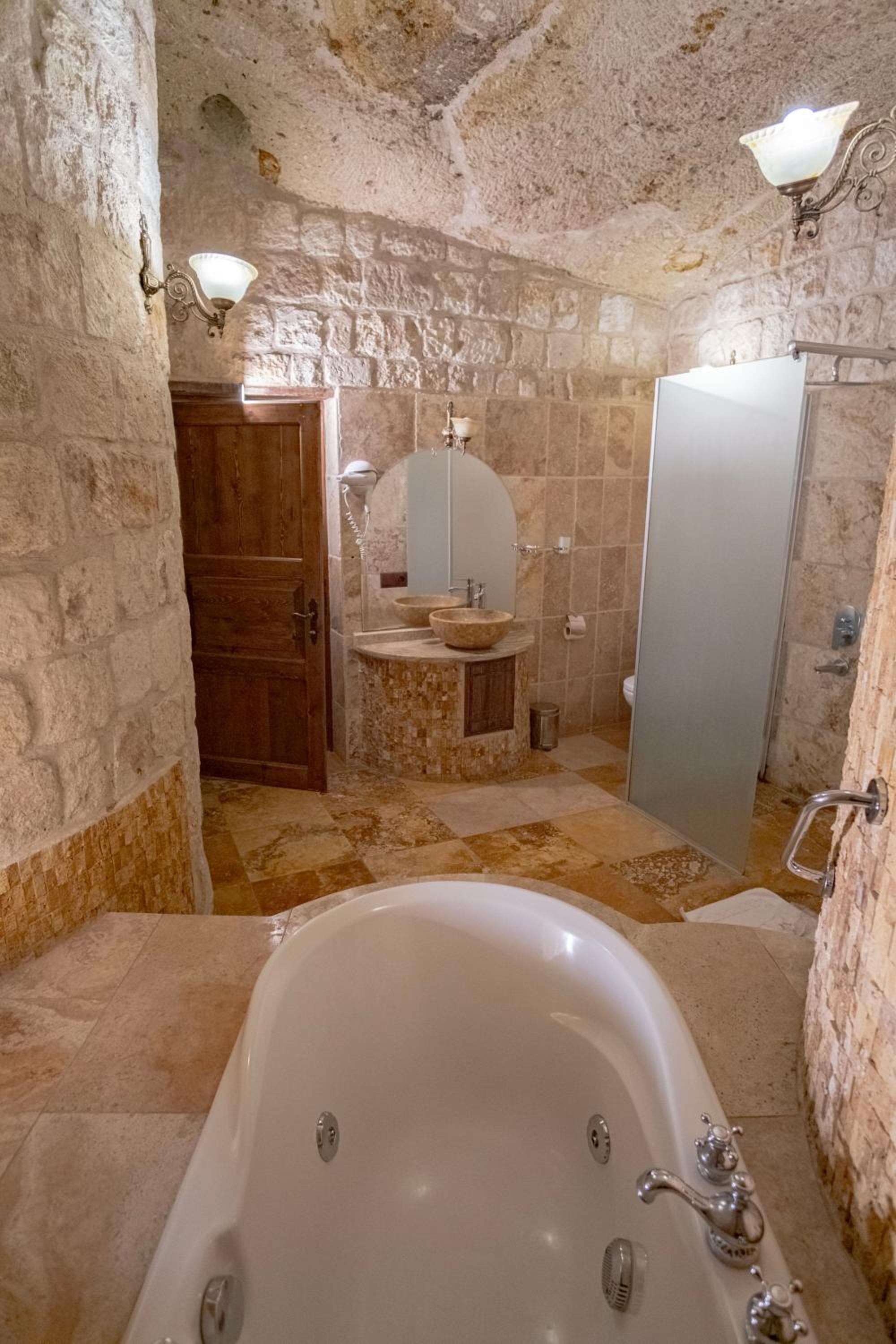 Deluxe Double Room with Bath - Photo 2