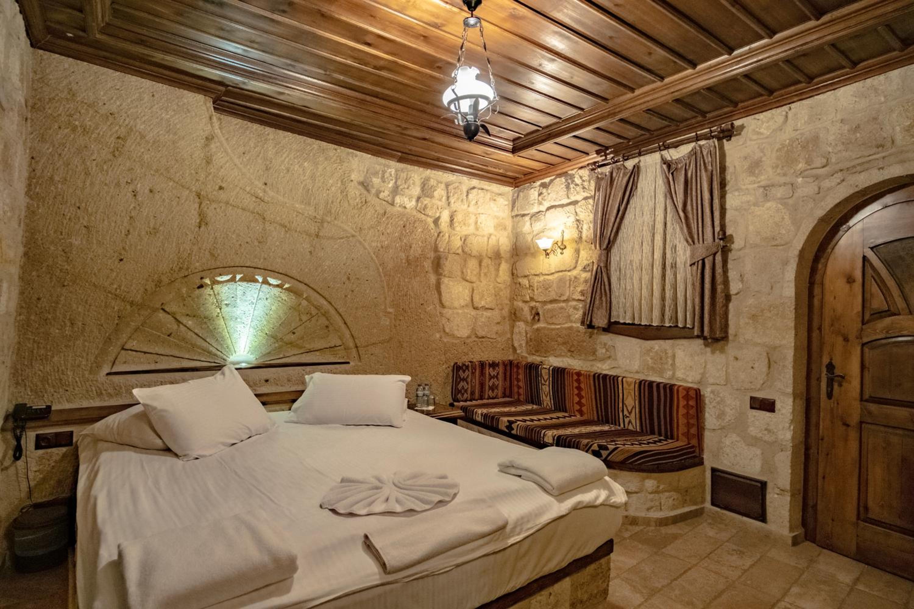 Deluxe Double Room with Bath - Photo 7
