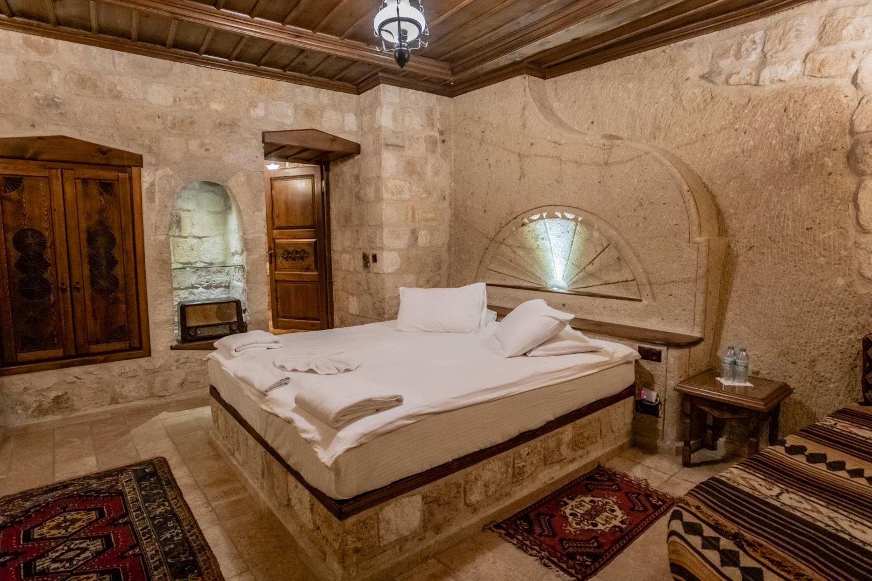 Deluxe Double Room with Bath - Photo 6