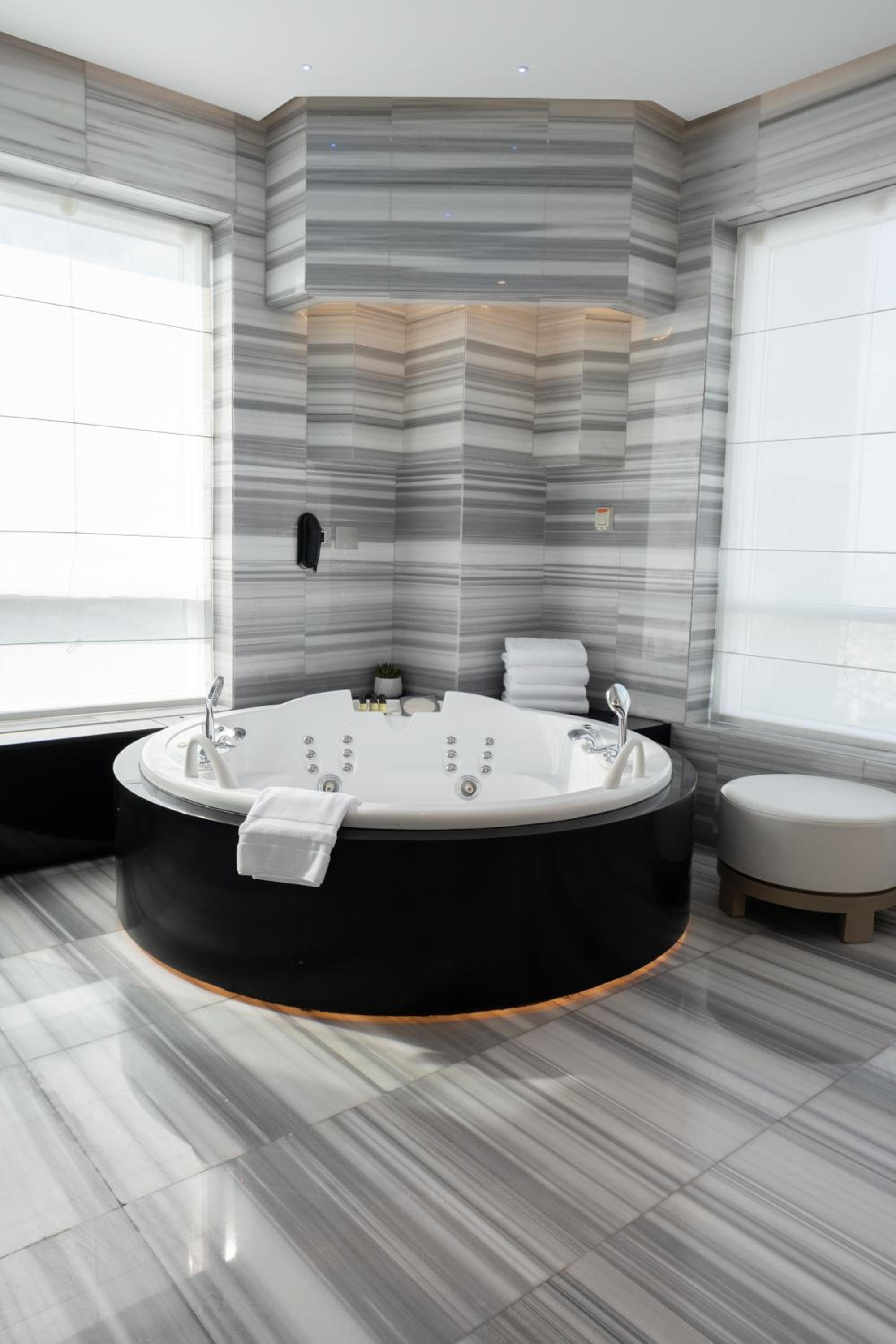 Pullman Two-Bedroom Penthouse with Kitchen and Spa Bath - Lounge Access
