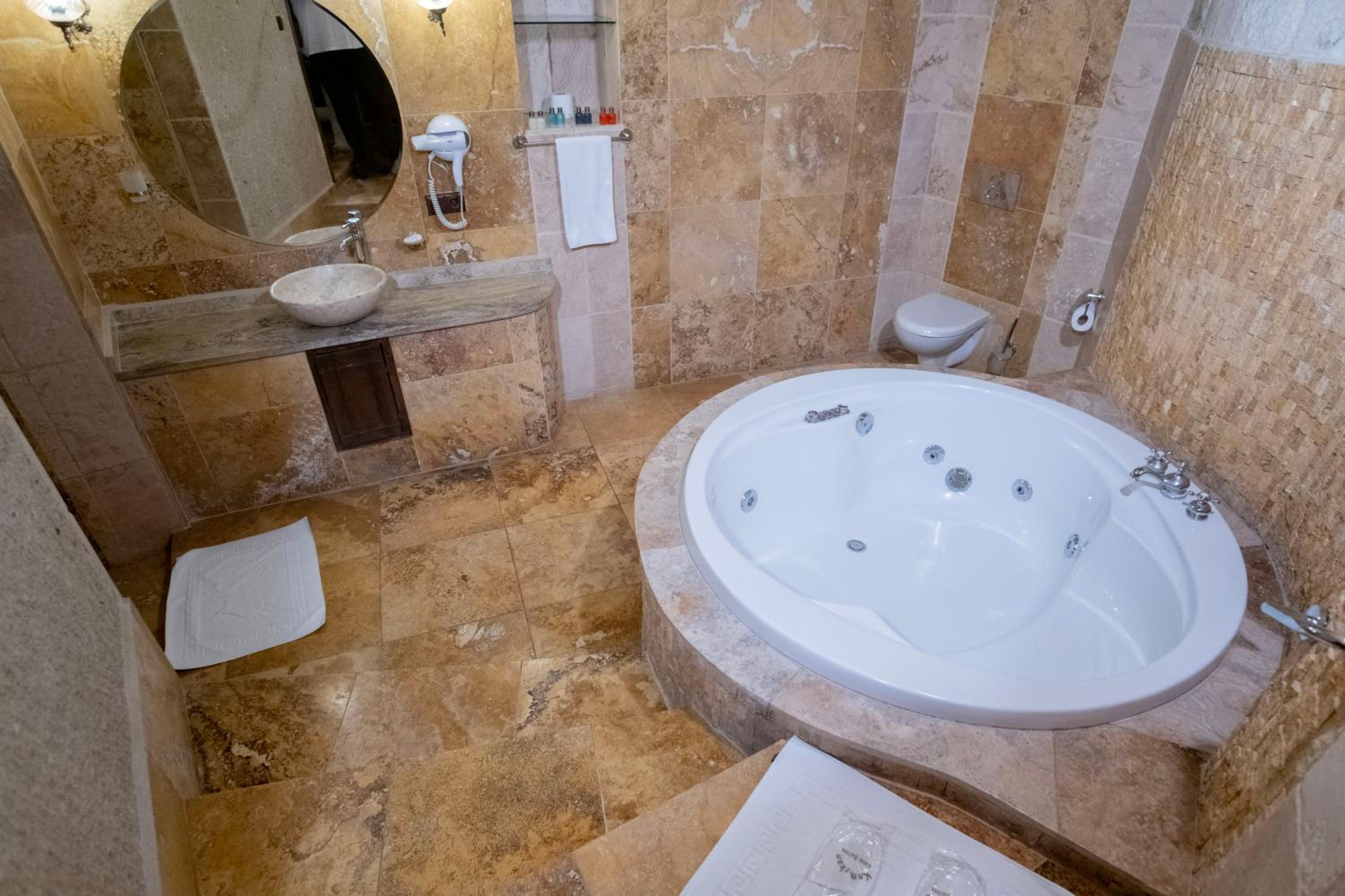 Deluxe Suite - Photo 8