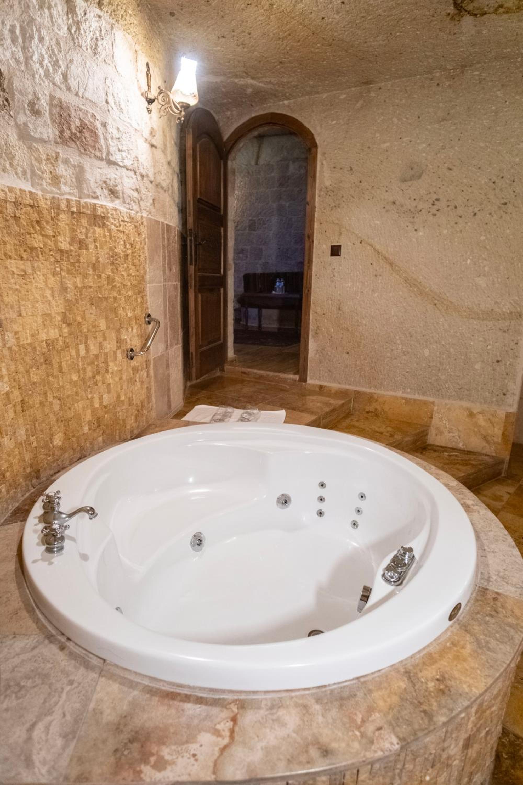 Deluxe Suite - Photo 6