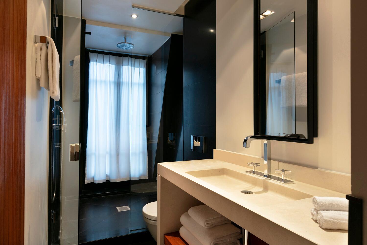 Deluxe Queen Room with Balcony