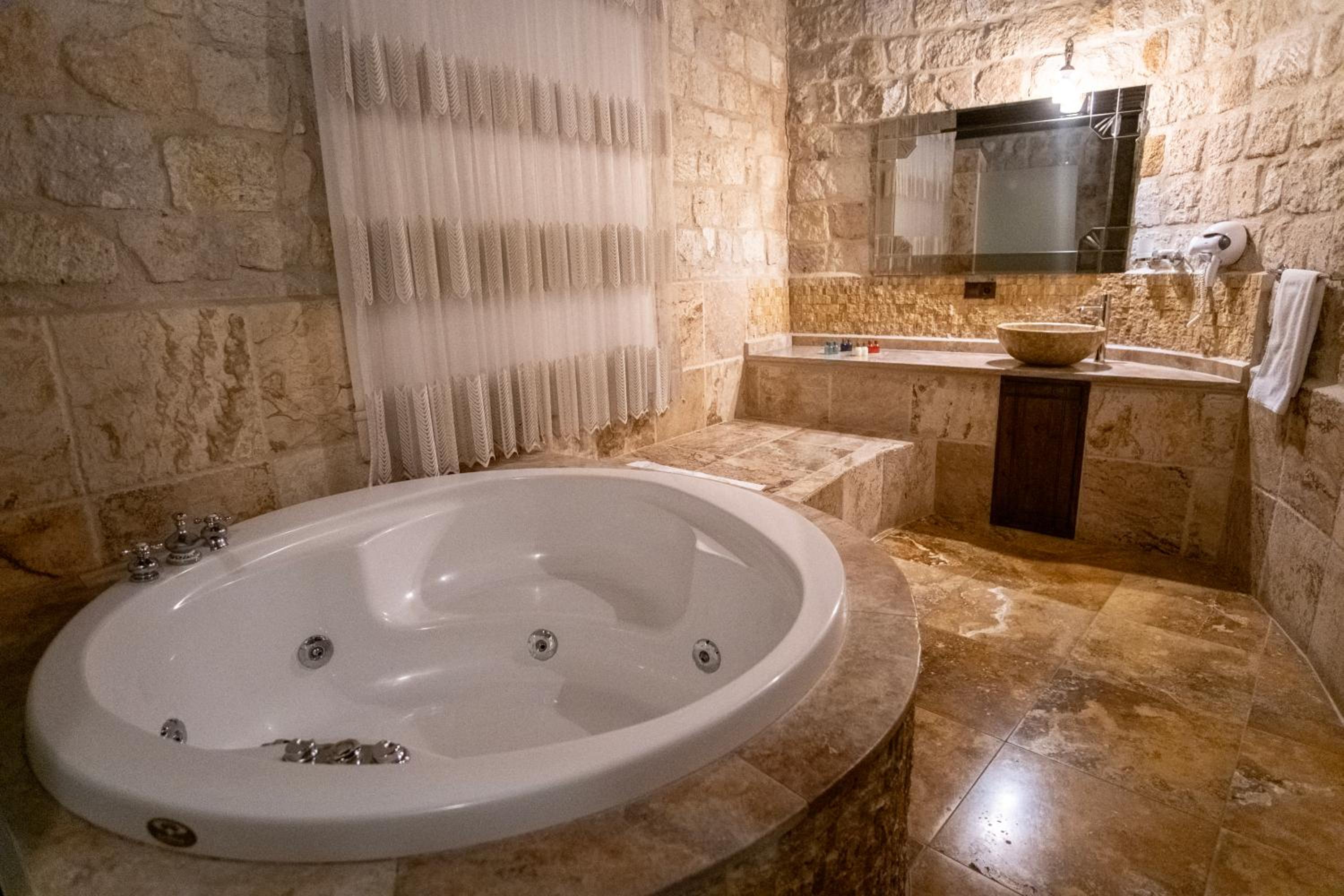 Suite - Photo 3