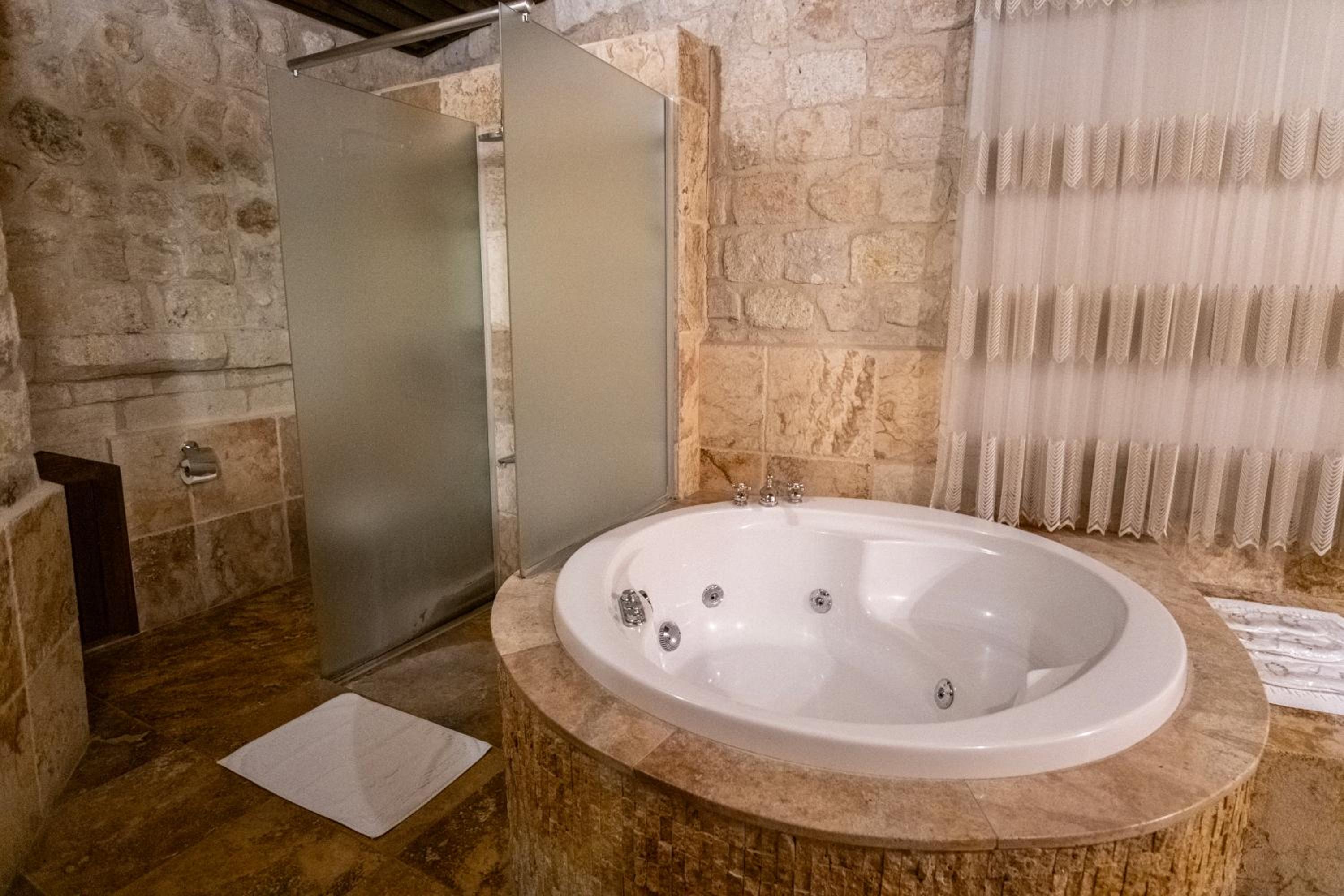 Suite - Photo 2