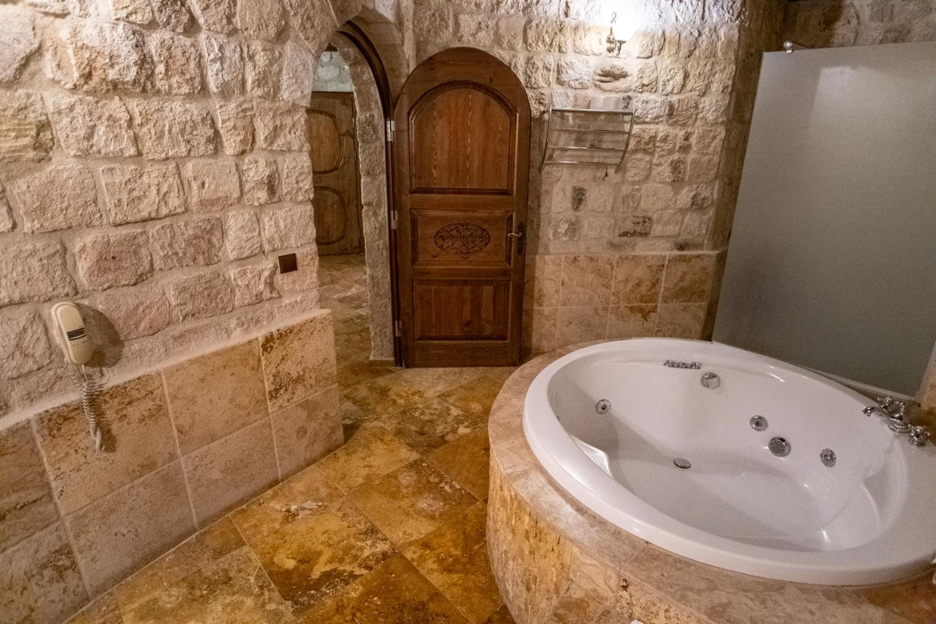 Suite - Photo 5