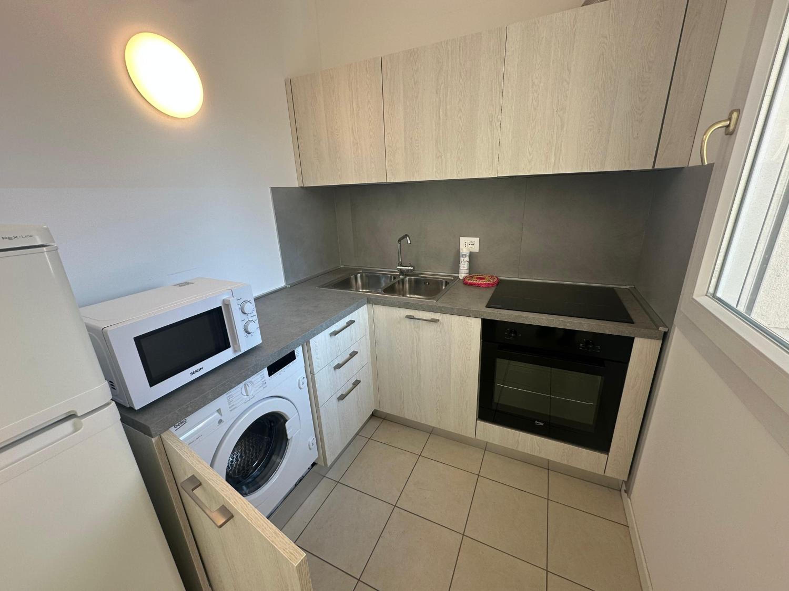 Superior One-Bedroom Apartment - Photo 11