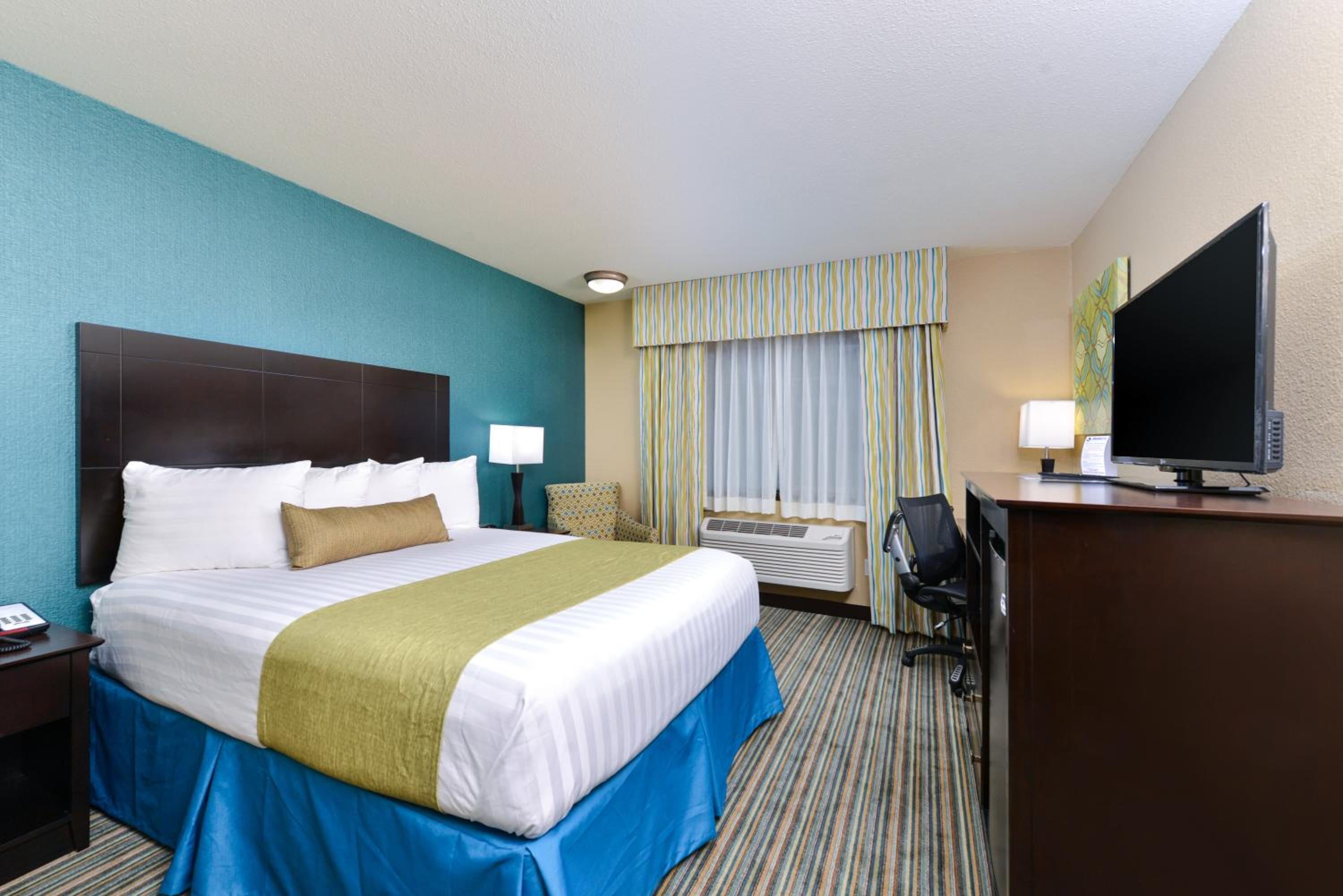 Queen Room with Roll-In Shower - Mobility Accessible/Non-Smoking - Photo 3