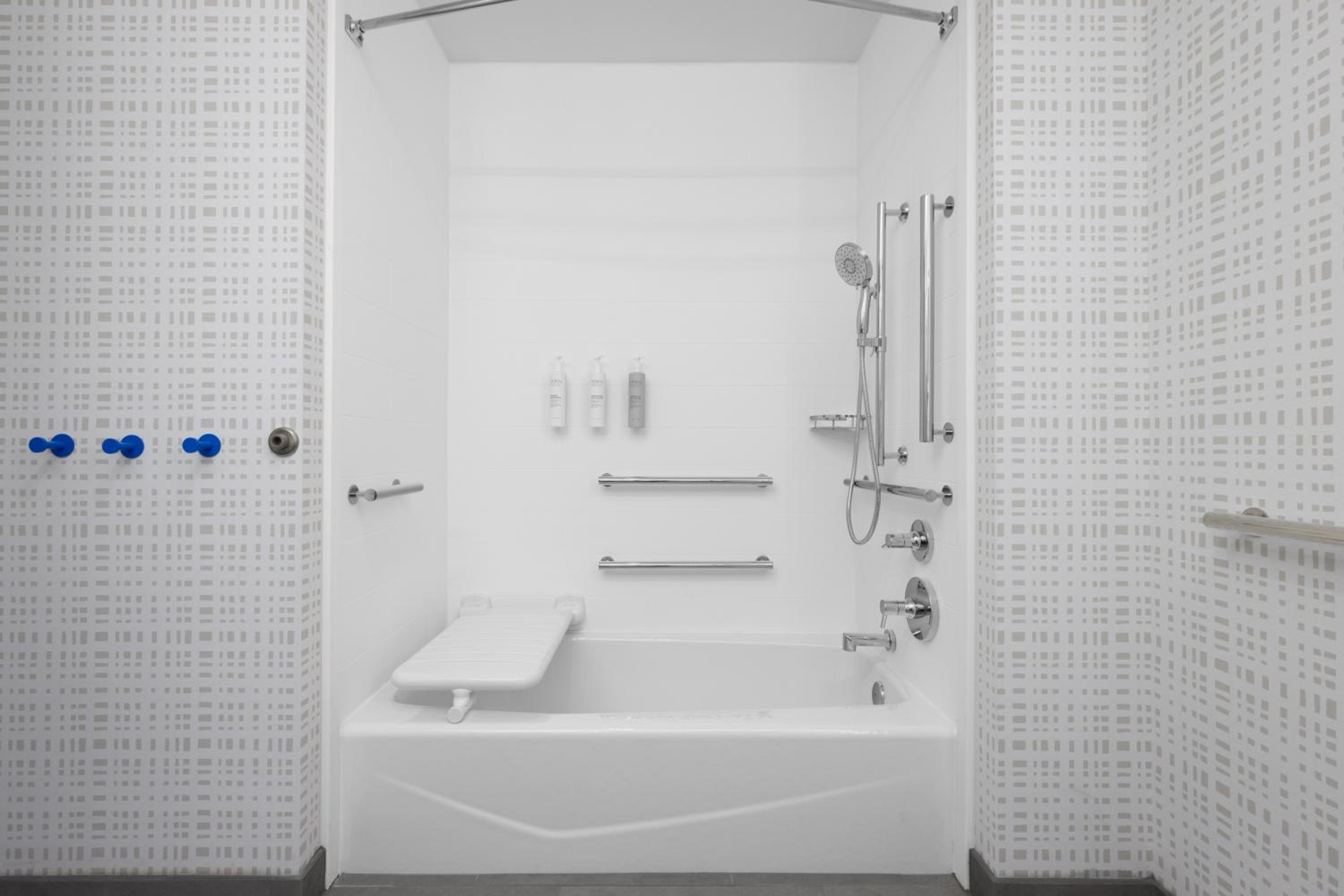 King Room with Tub - Mobility Access photo 1