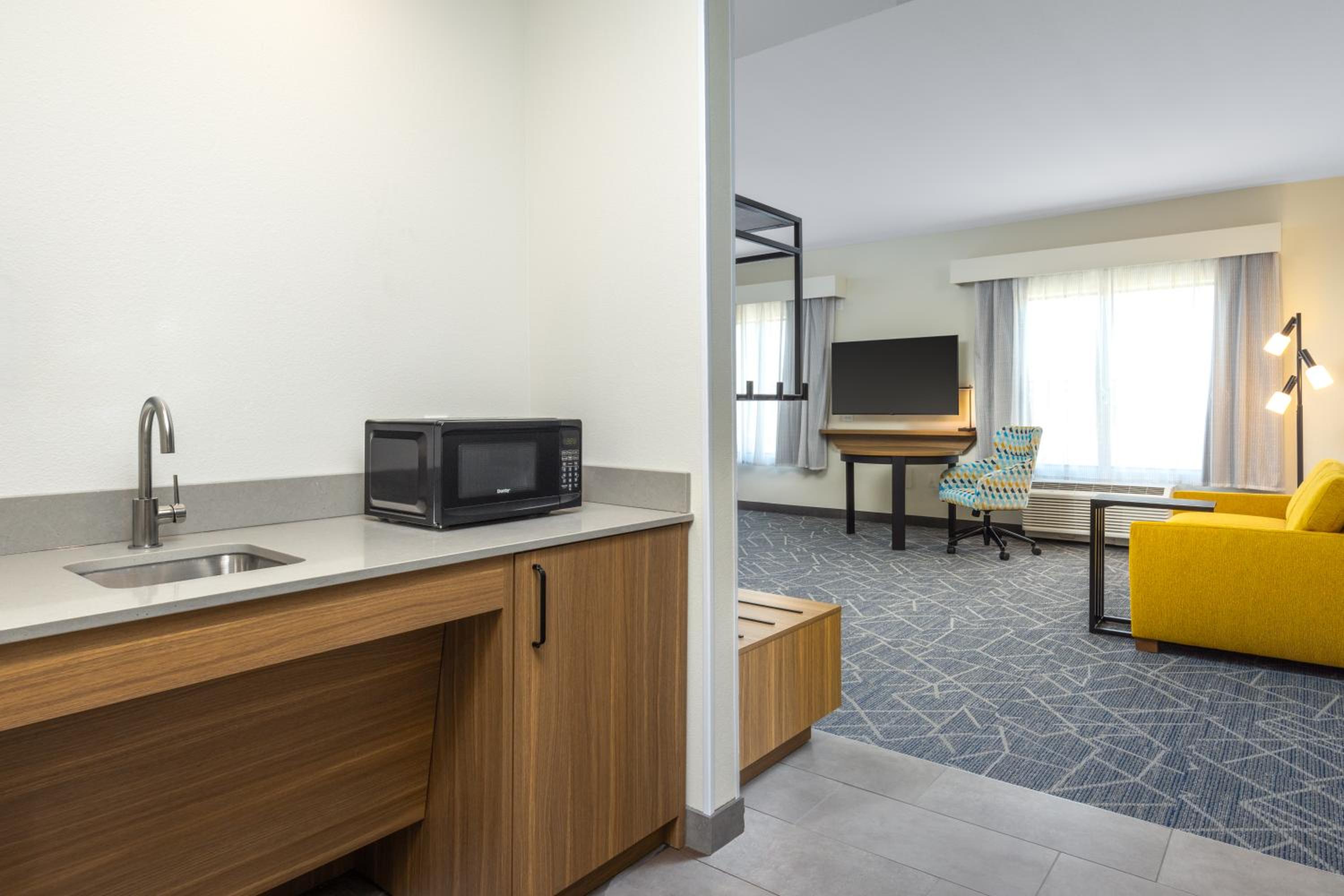 King Studio Suite with Microwave and Fridge photo 1