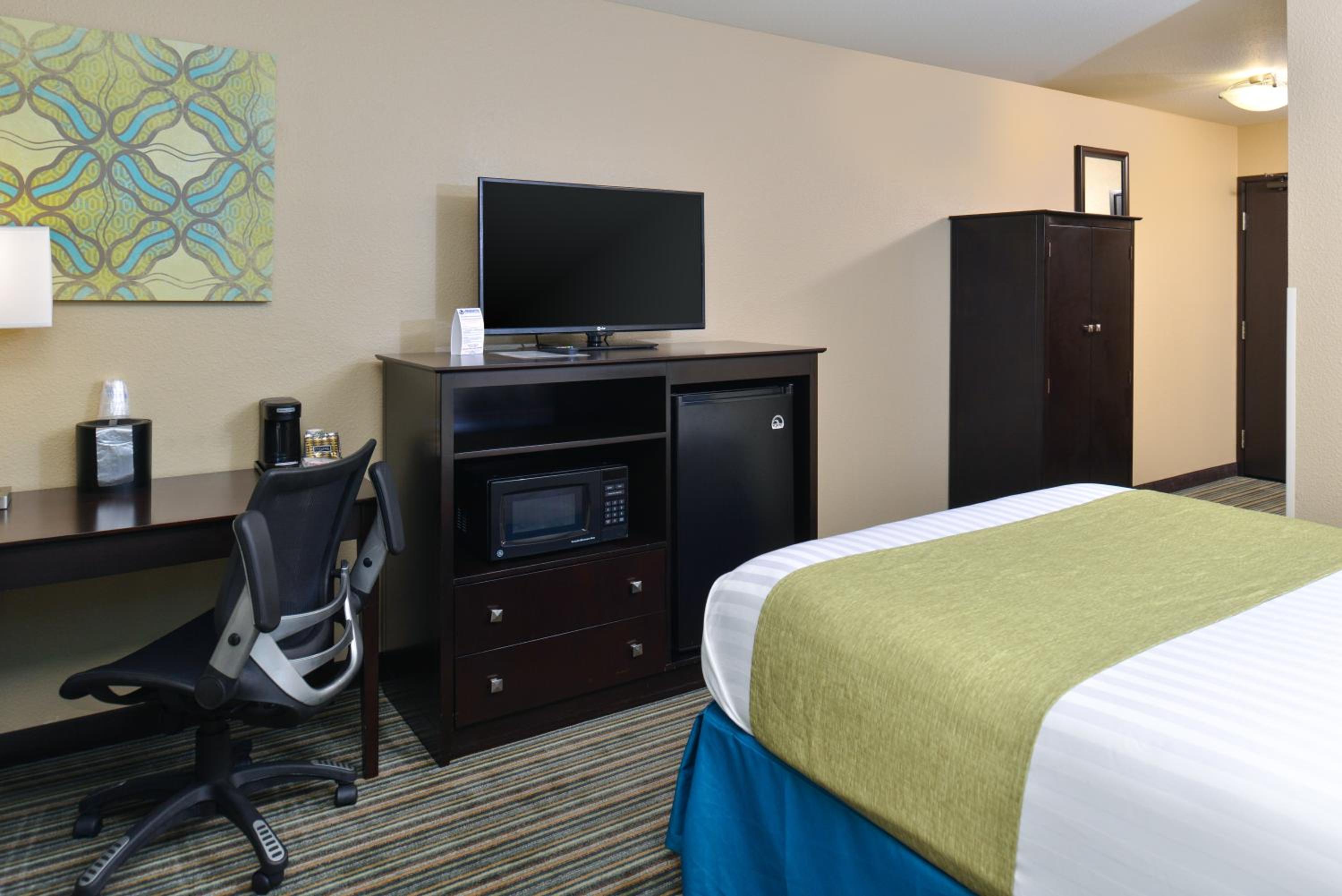 King Suite with Sofa Bed - Non-Smoking - Photo 6