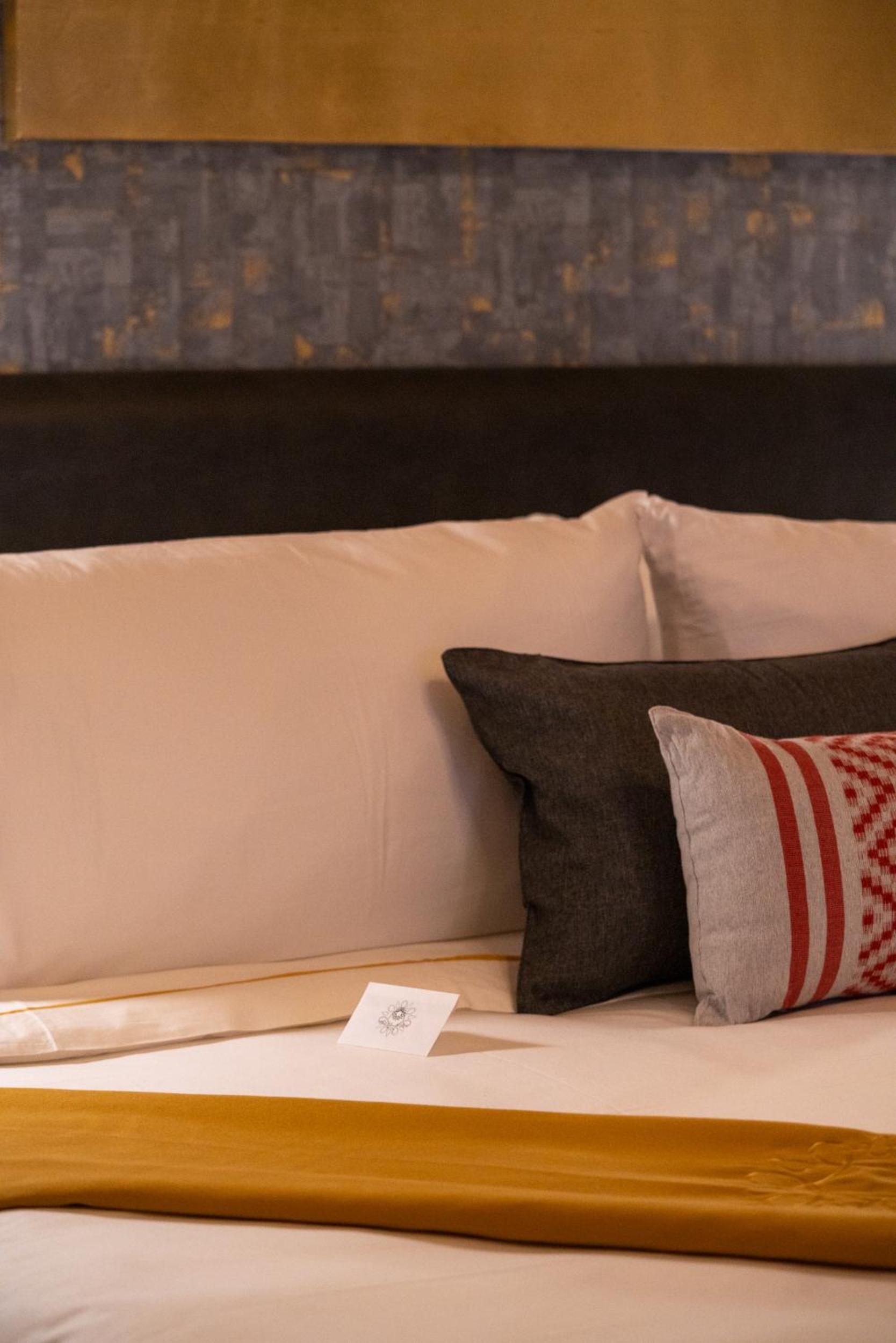 King Suite with Balcony - Photo 9