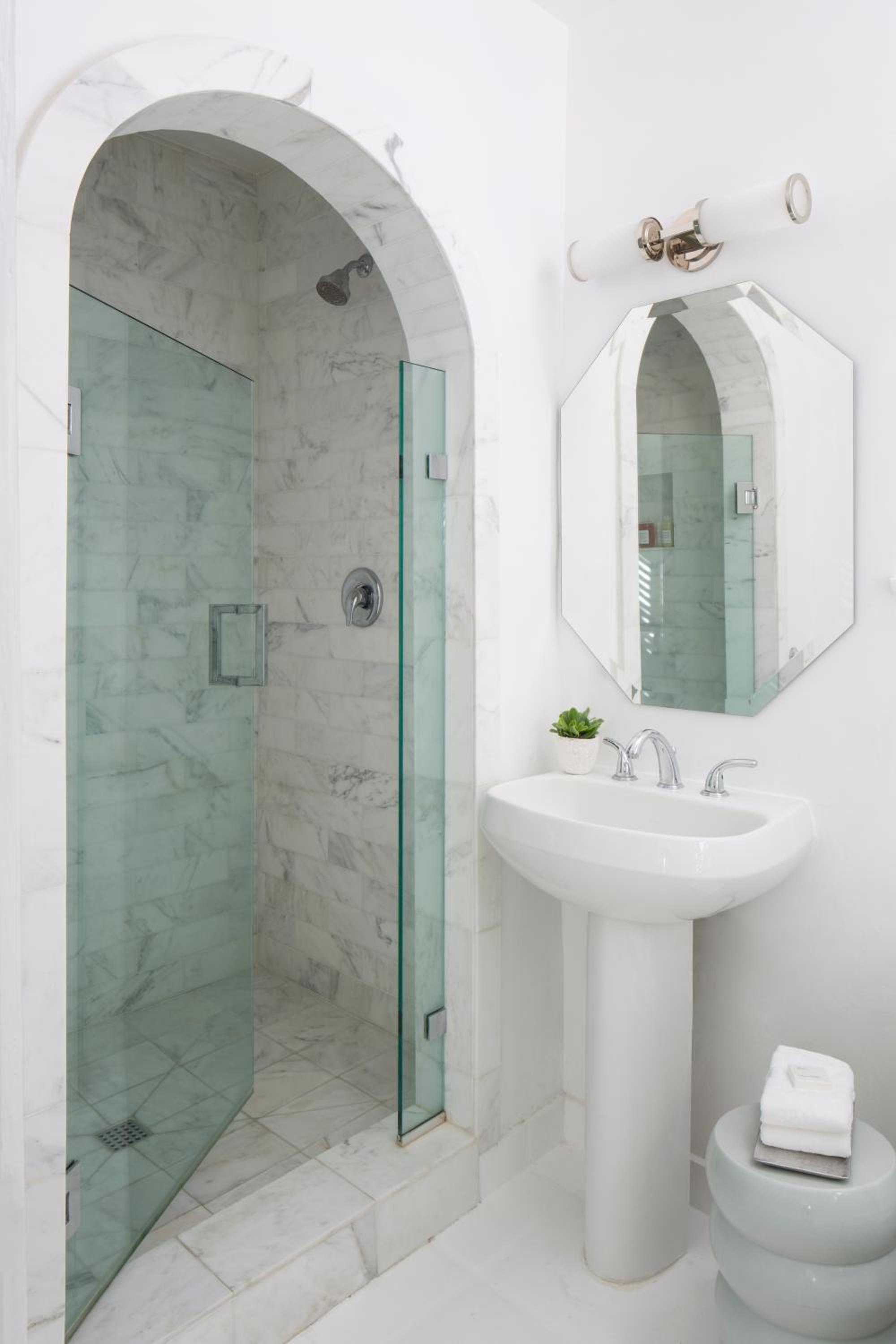 One-Bedroom Suite - Photo 2
