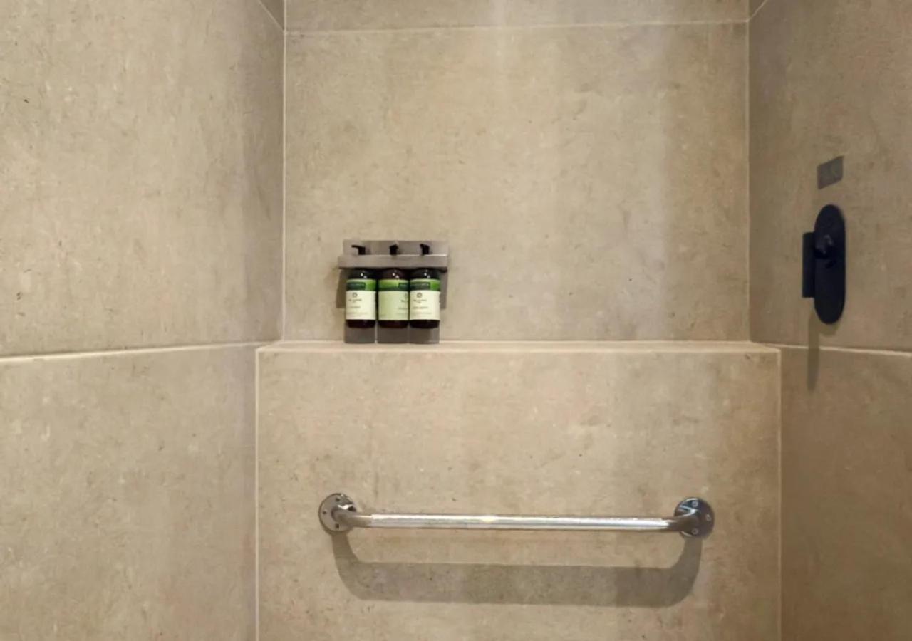 Superior Suite - Photo 13