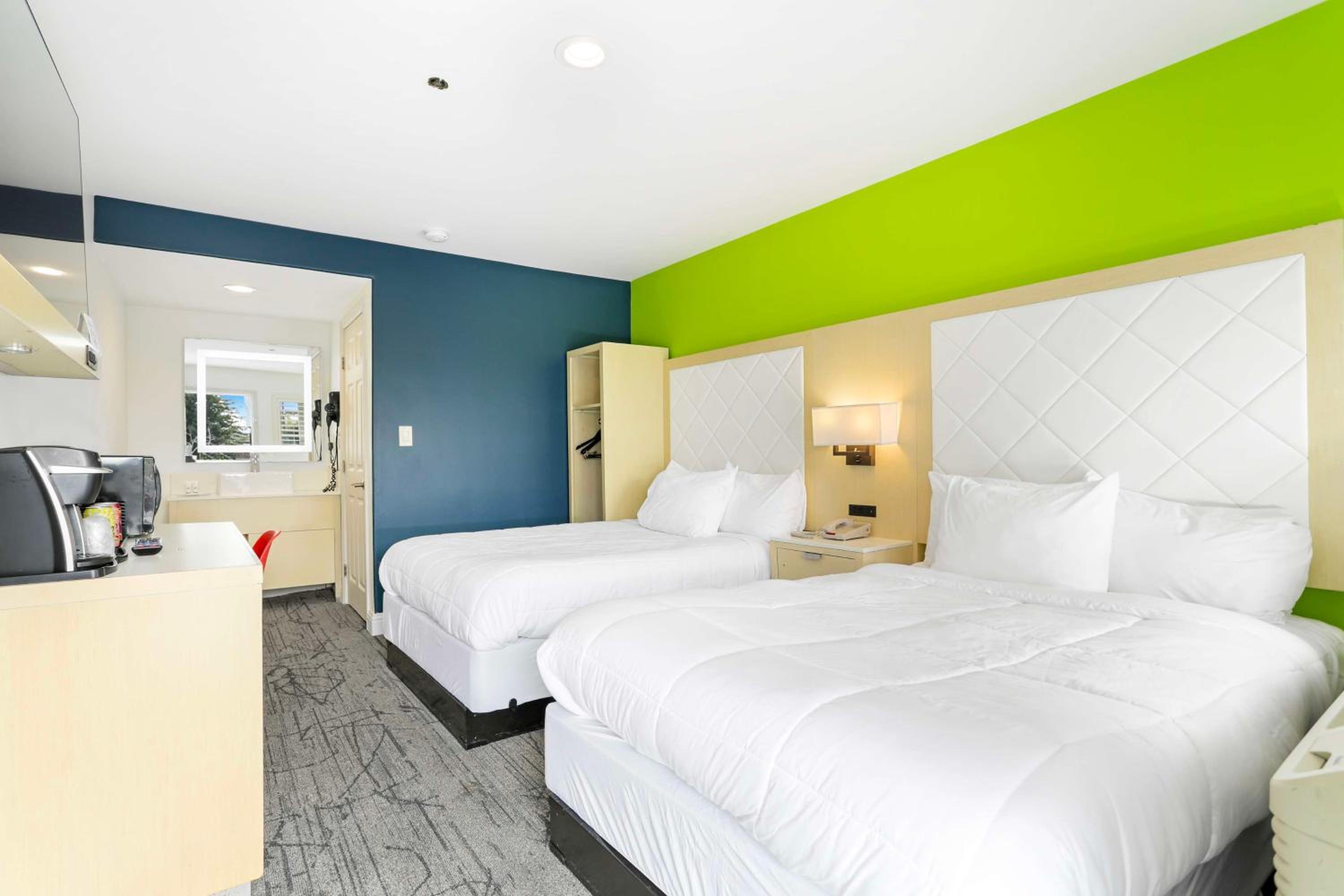 Standard Room with Two Double Beds - Non-Smoking photo 2