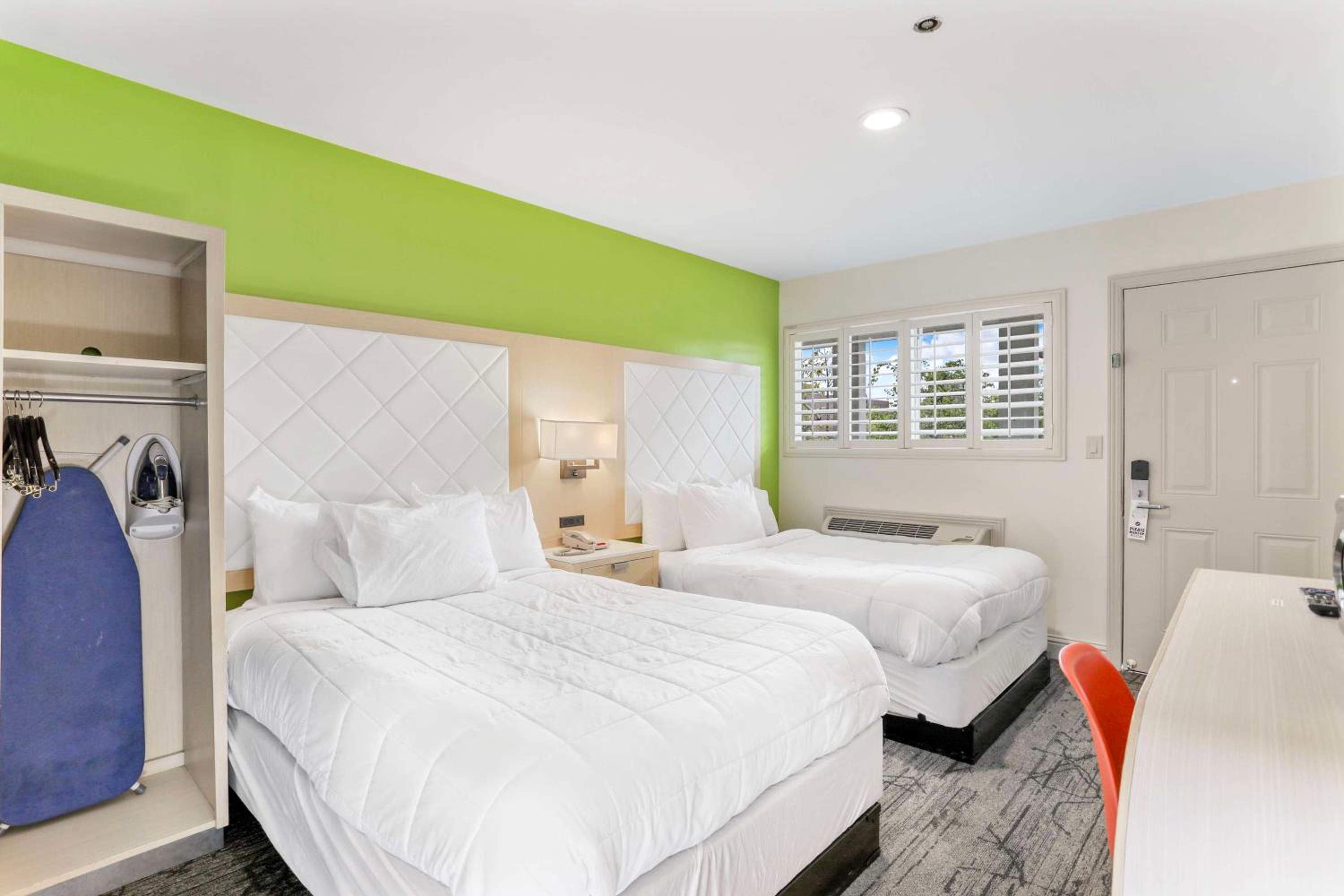 Standard Room with Two Double Beds - Non-Smoking photo 3