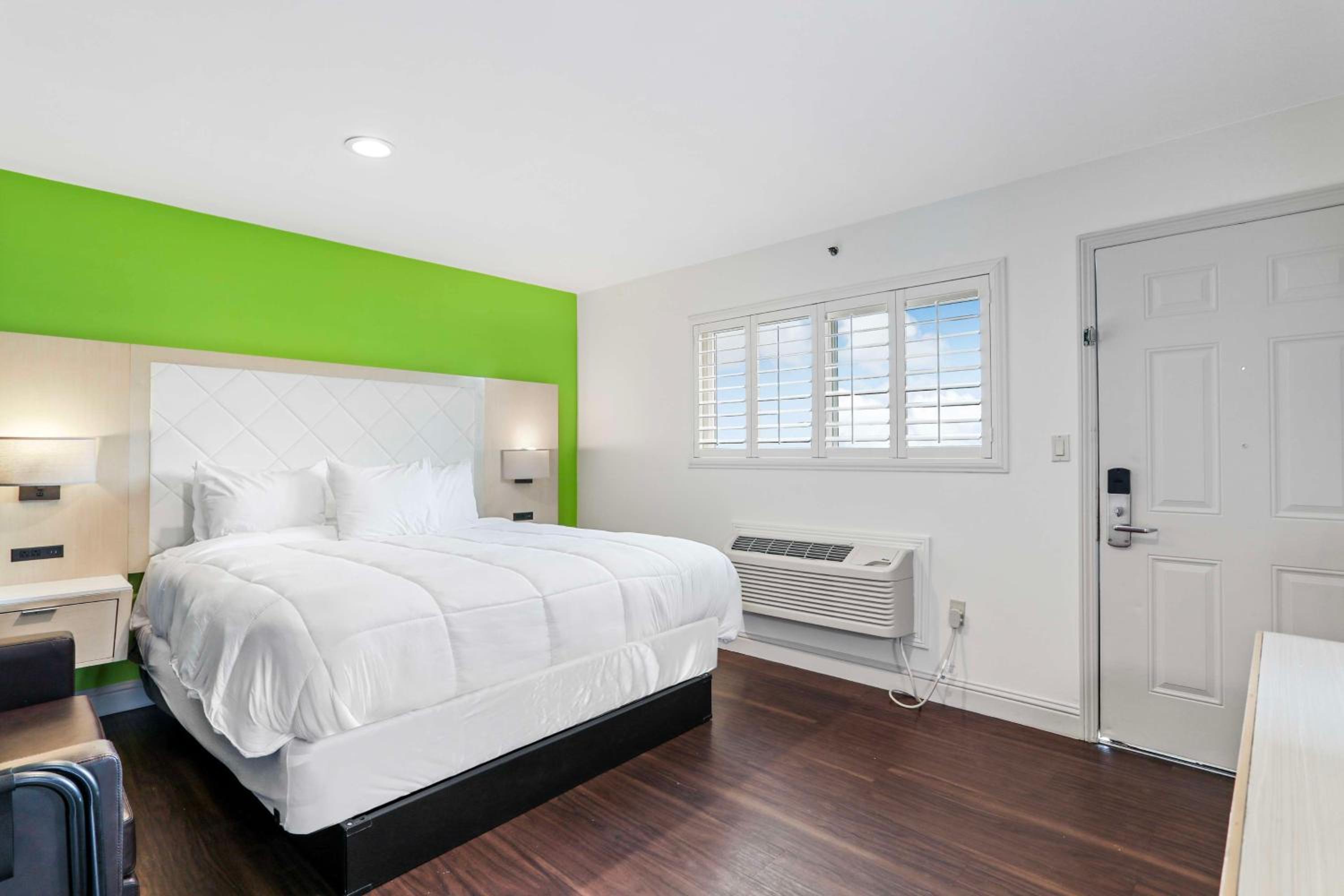 King Room - Accessible/Non-Smoking photo 3