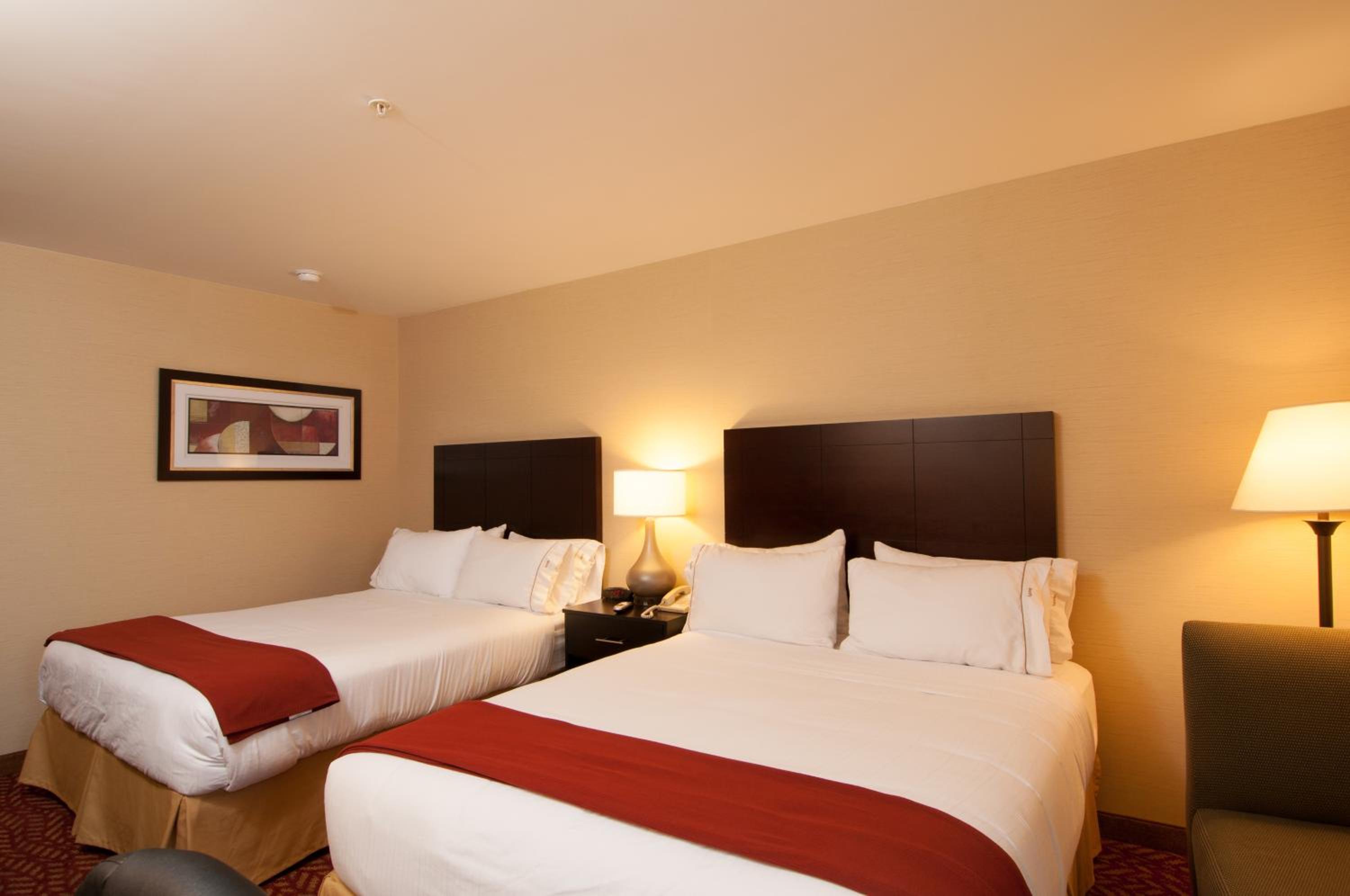Standard Room with Two Queen Beds - Photo 1