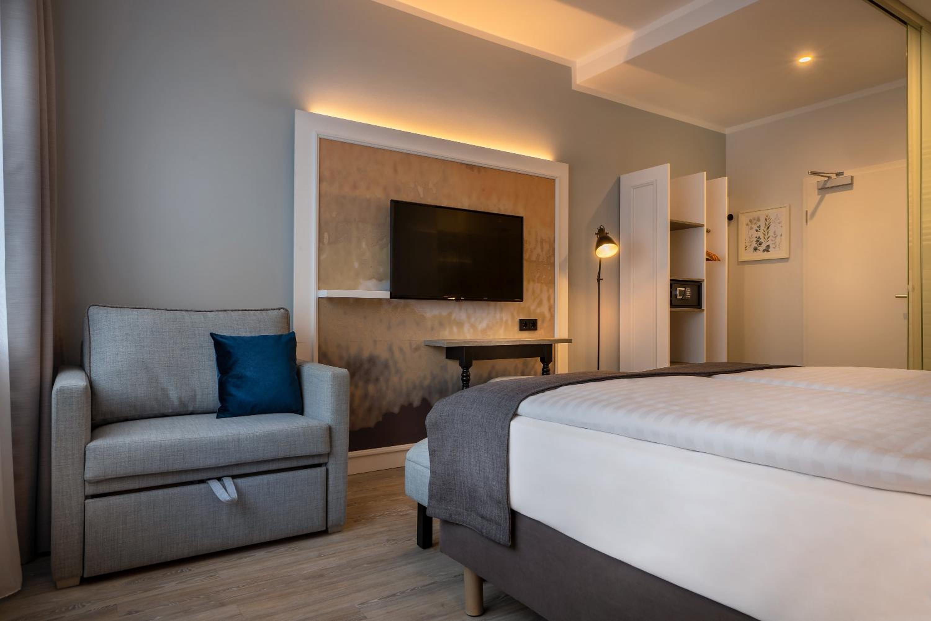 Standard Queen Room - Up to Three Adults