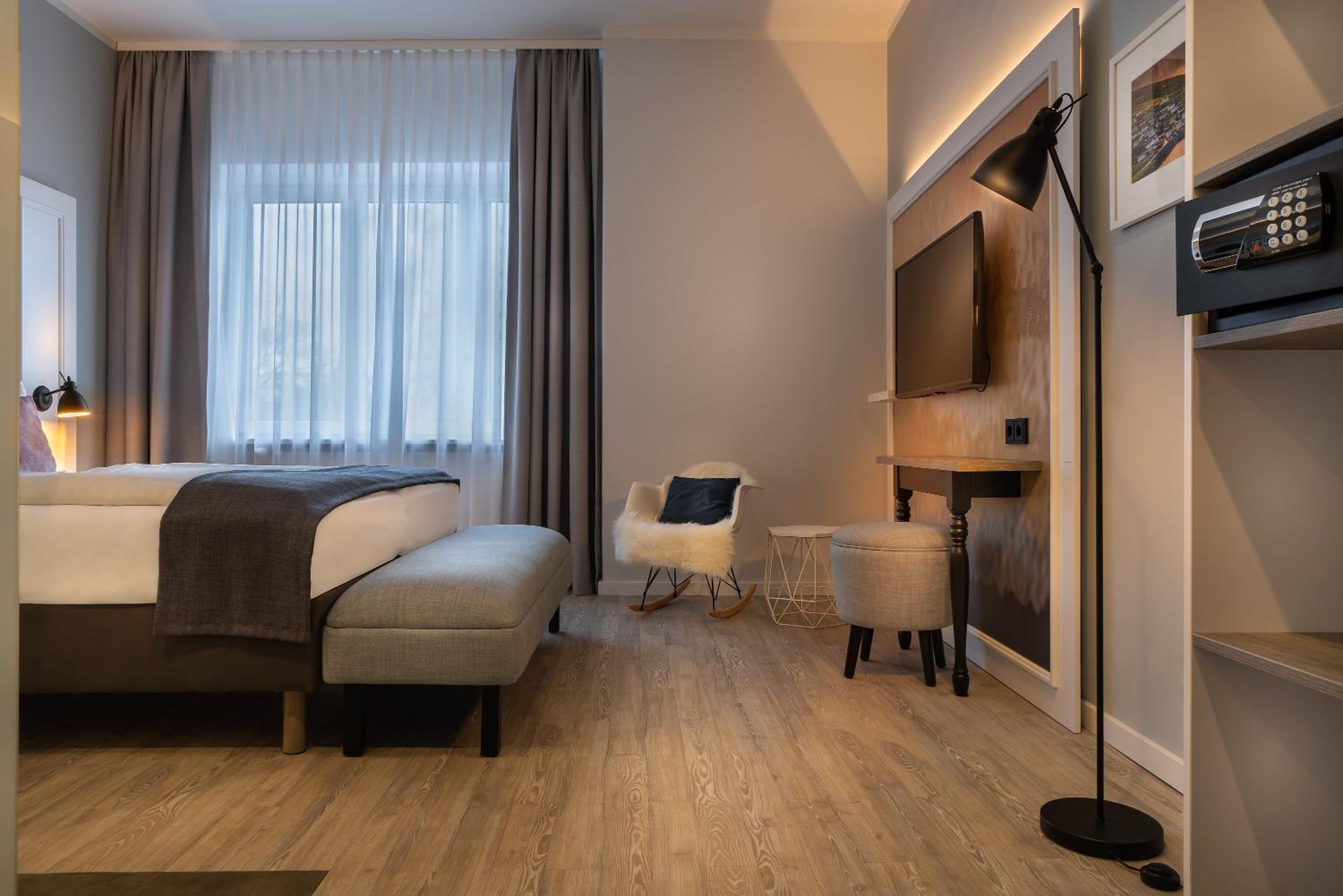 Standard Queen Room thumbnail 6
