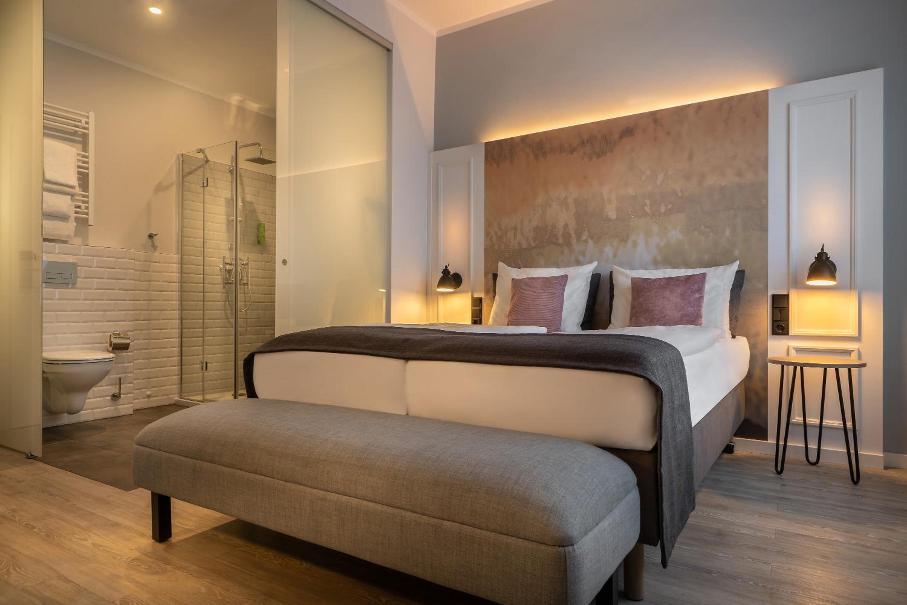 Standard Queen Room - Up to Three Adults