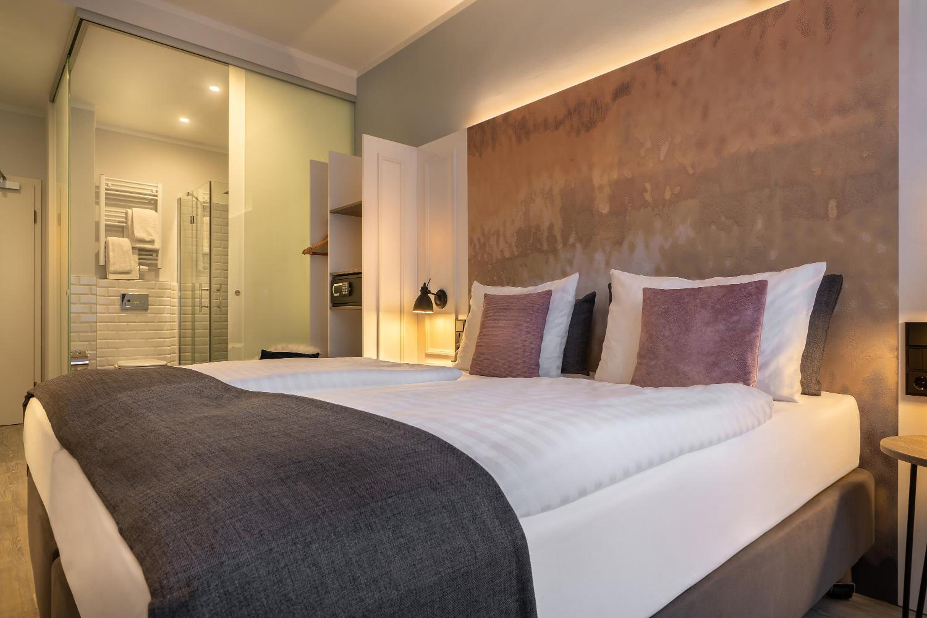 Standard Queen Room