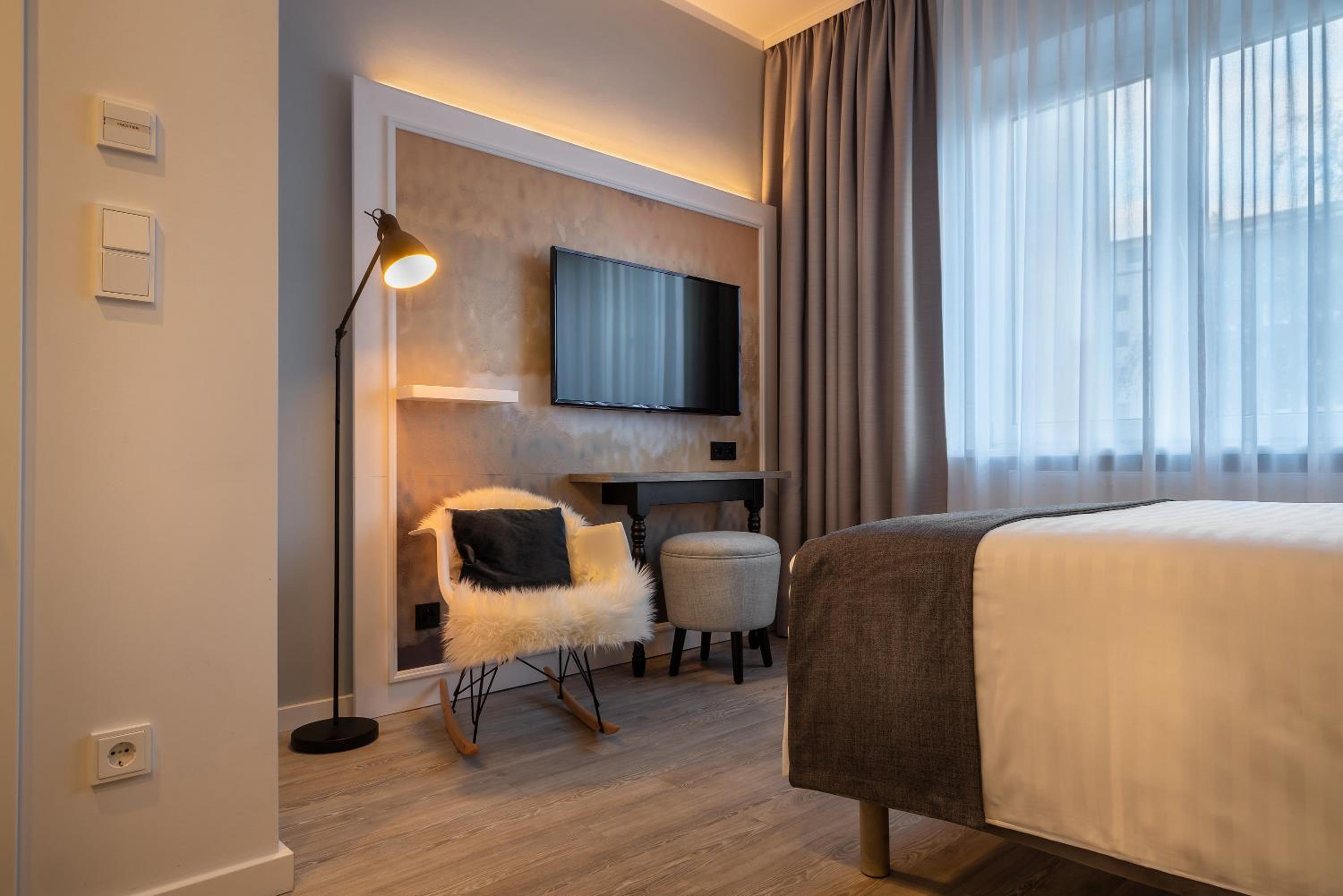 Single Room thumbnail 6
