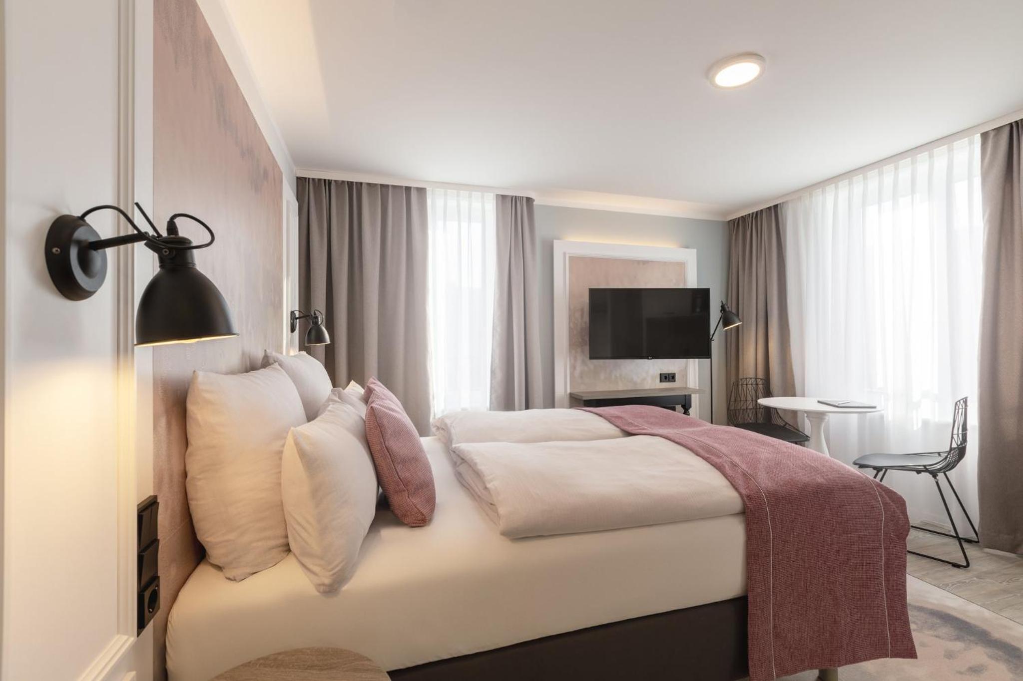 Standard Queen Room withBalcony and Kitchenette