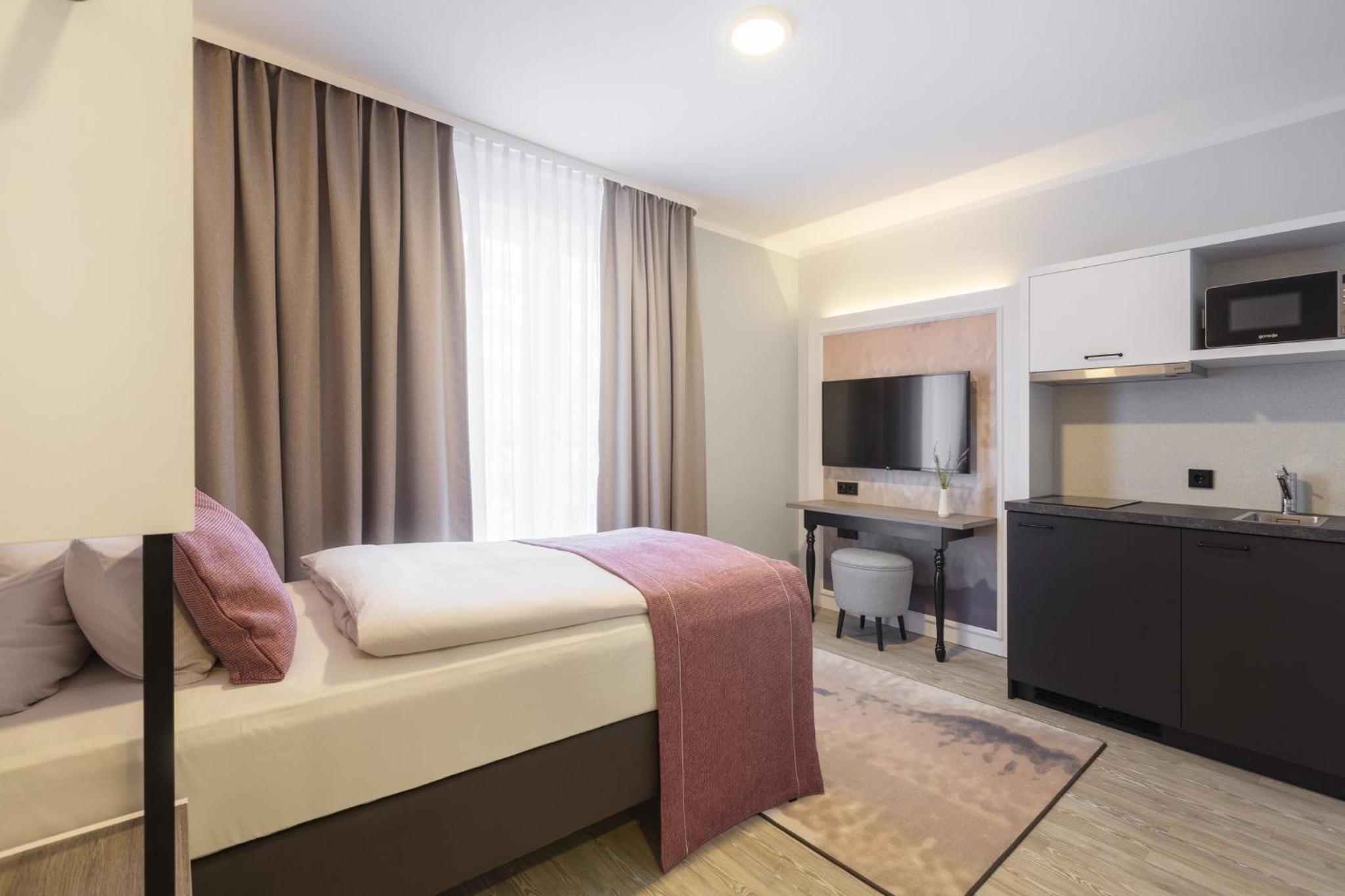 Standard Queen Room with Kitchenette