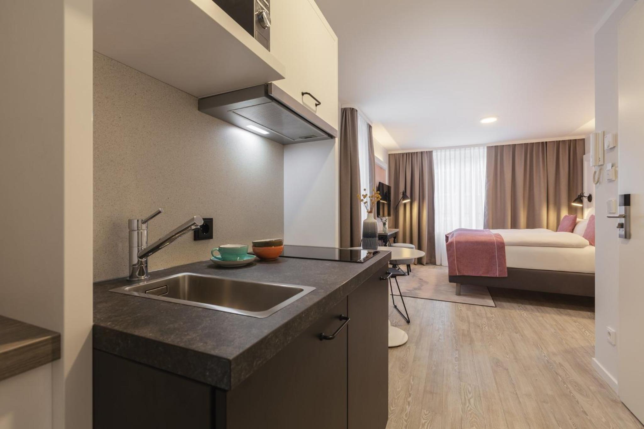 Standard Twin Room with Kitchenette and Balcony thumbnail 5
