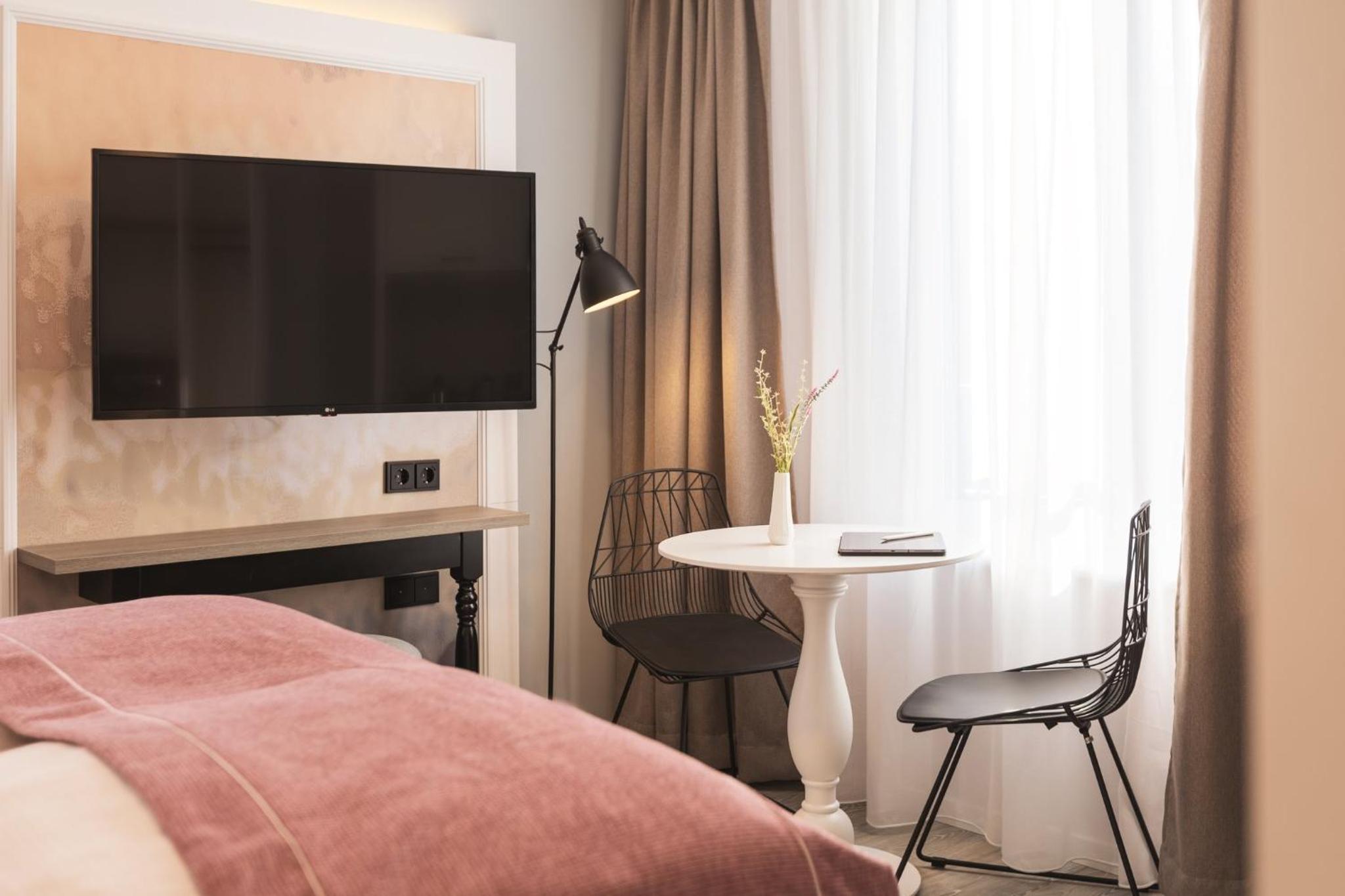 Standard Queen Room