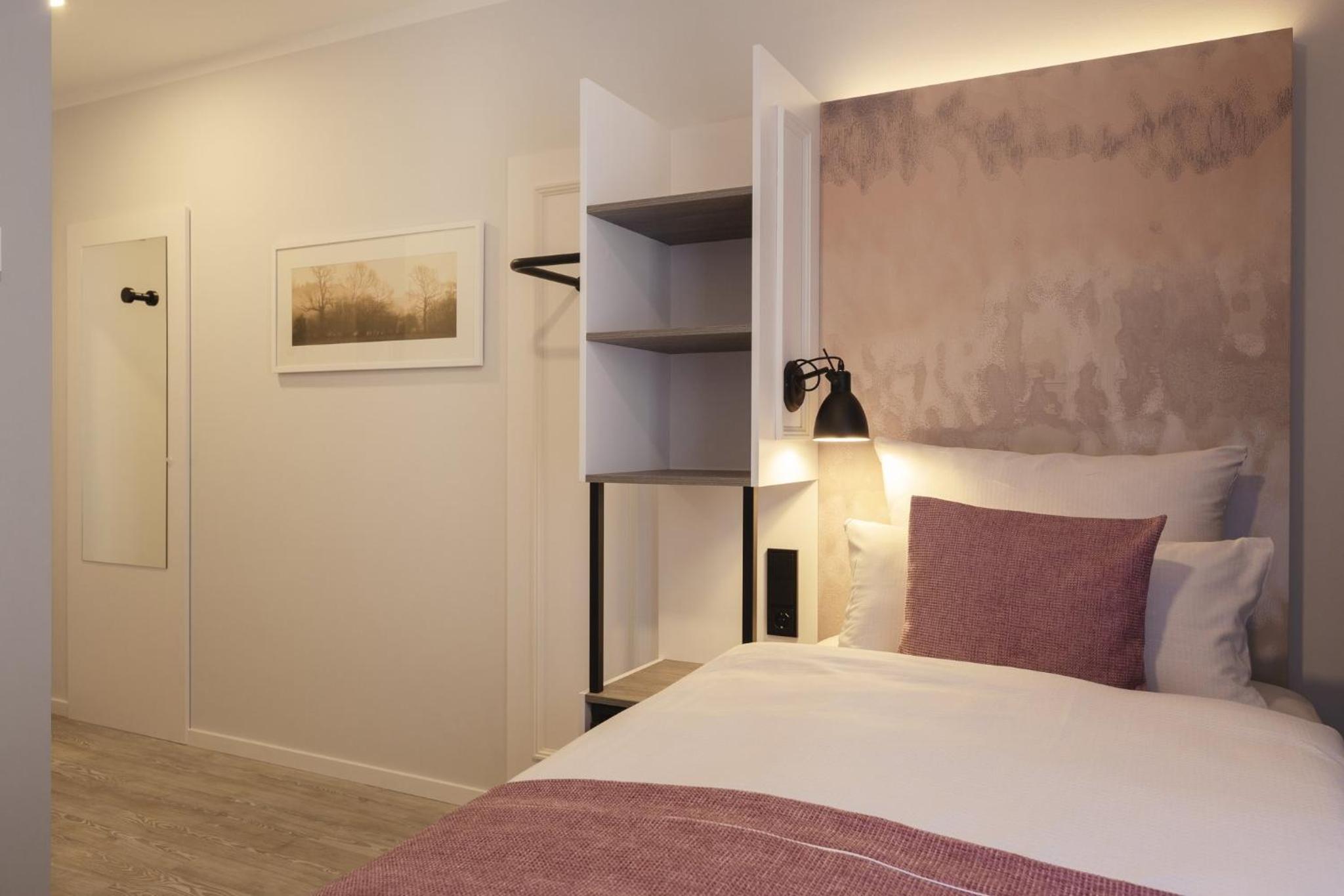 Single Room thumbnail 5
