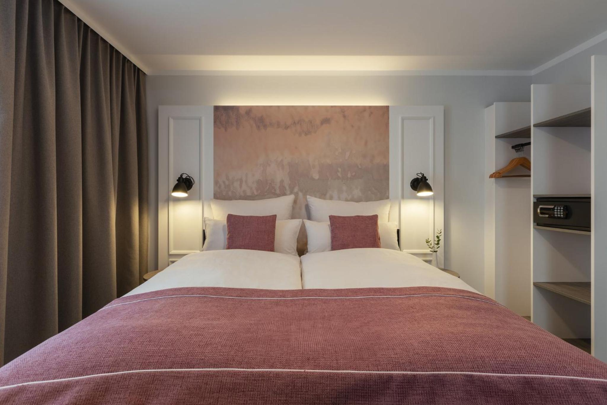 Standard Queen Room - Up to Three Adults