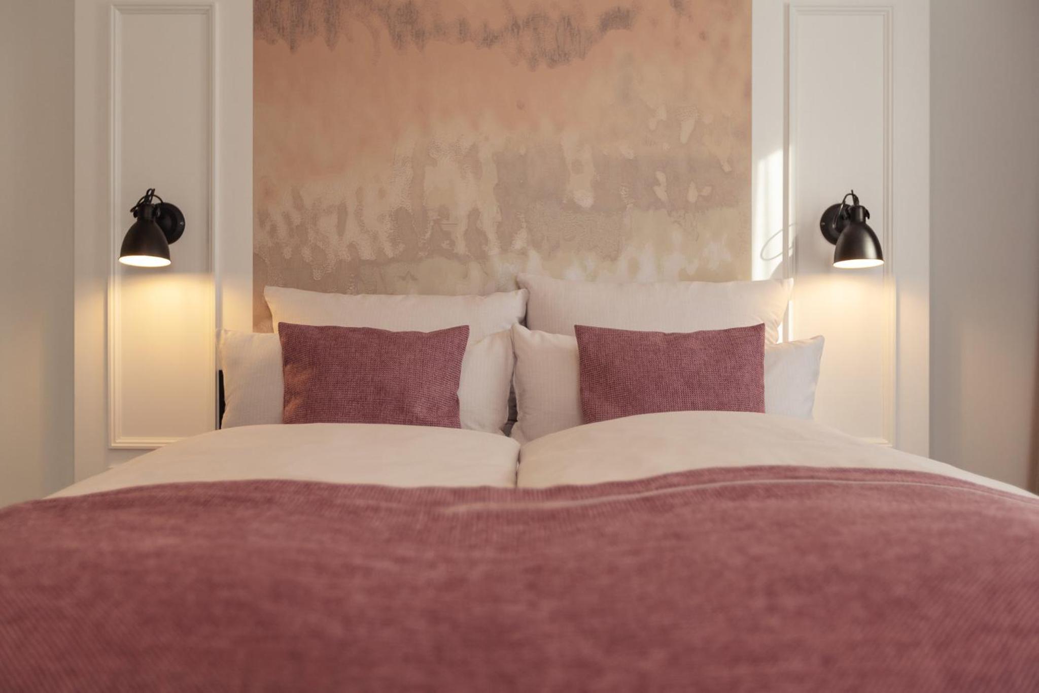 Standard Queen Room - Up to Three Adults thumbnail 6