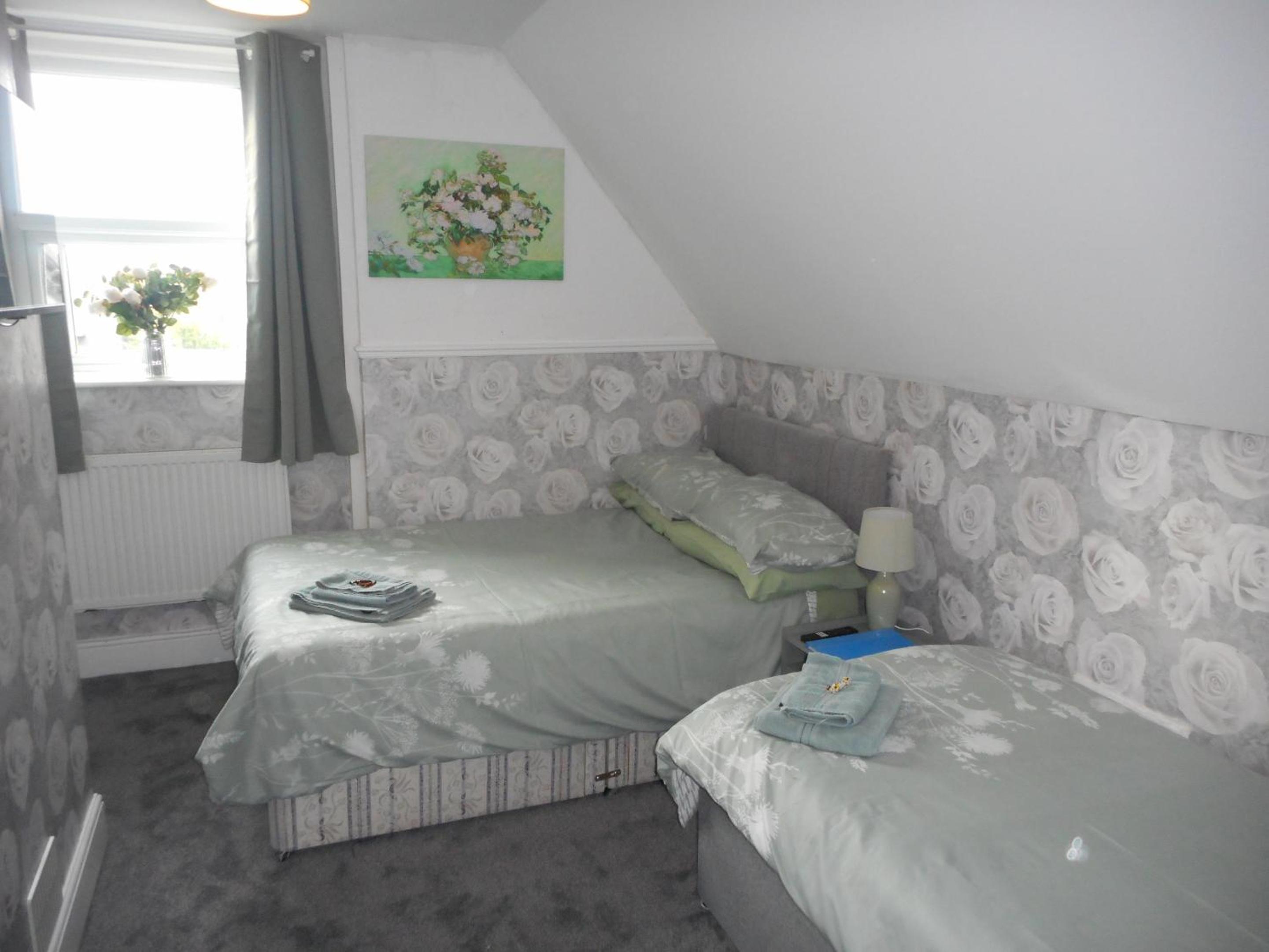 Standard Twin Room - Photo 1