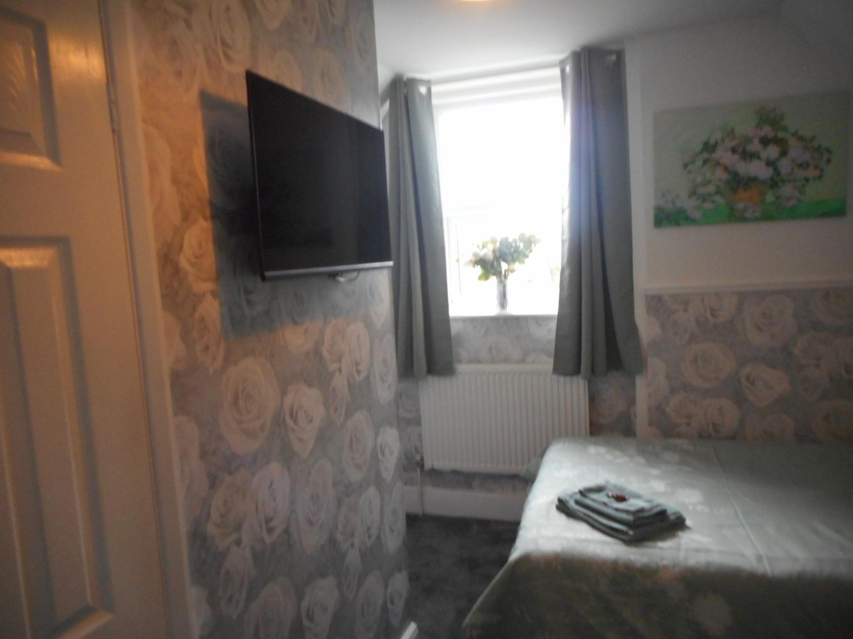 Standard Twin Room - Photo 2