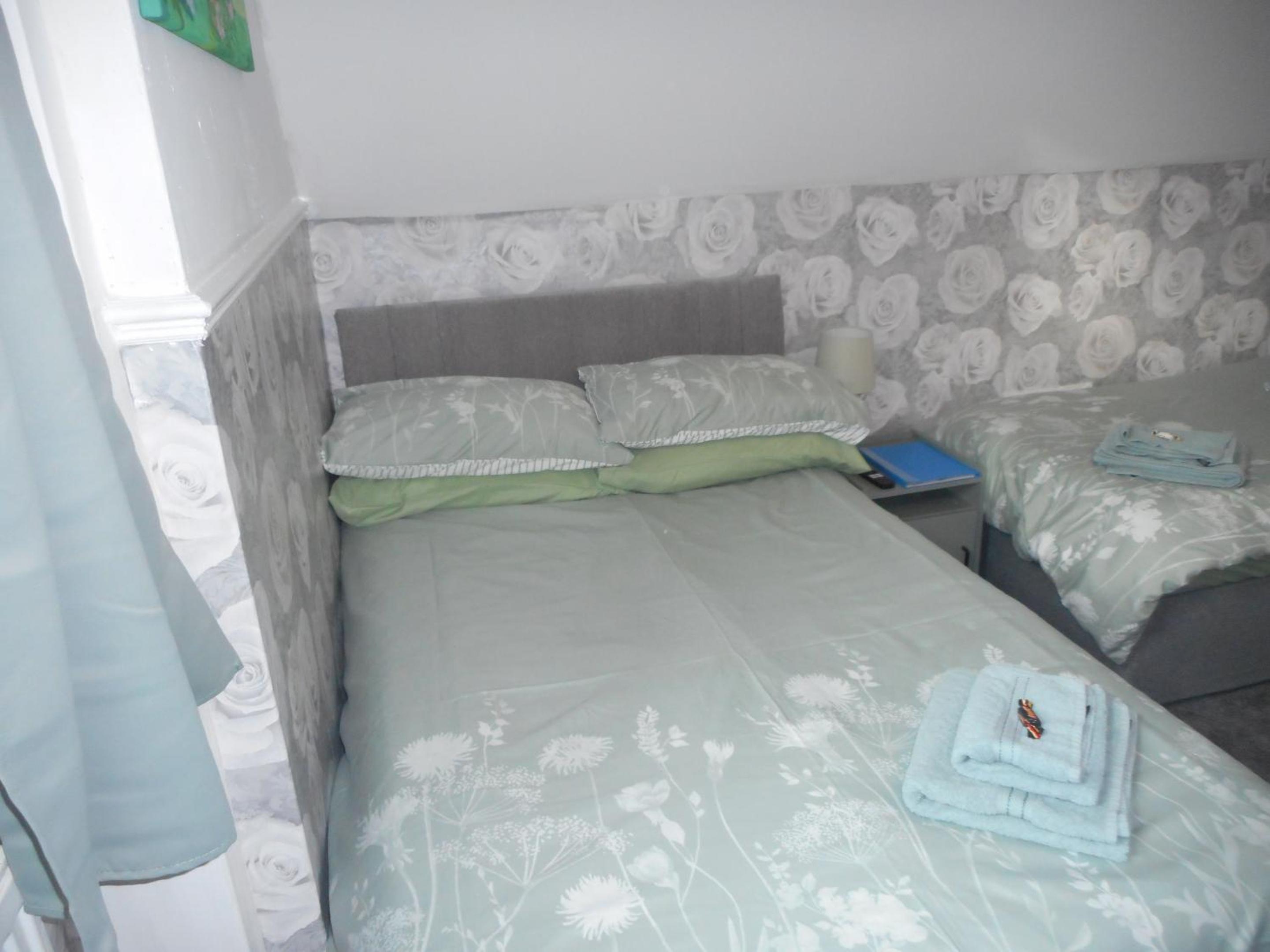 Standard Twin Room - Photo 3