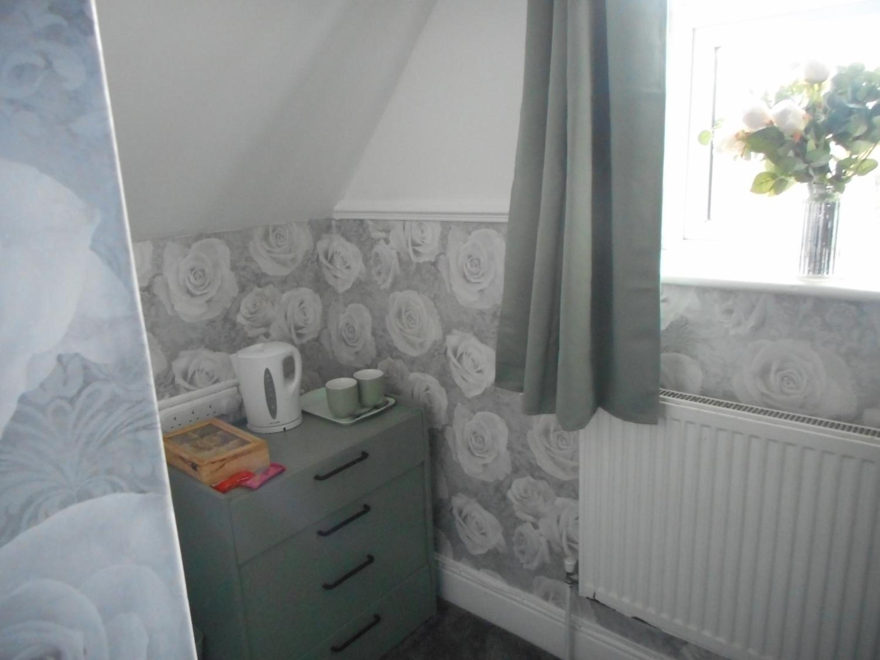 Standard Twin Room - Photo 4