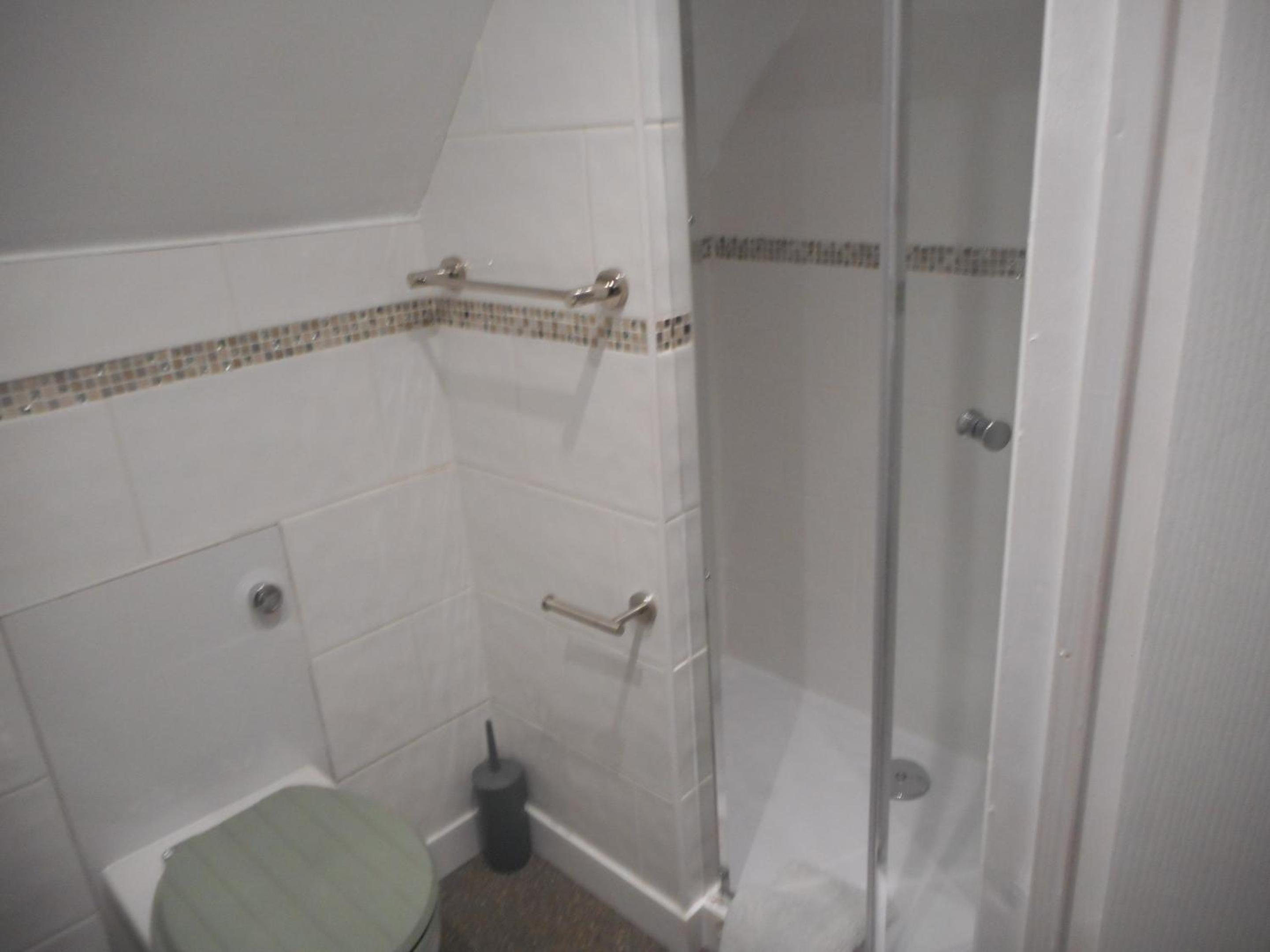 Standard Twin Room - Photo 5