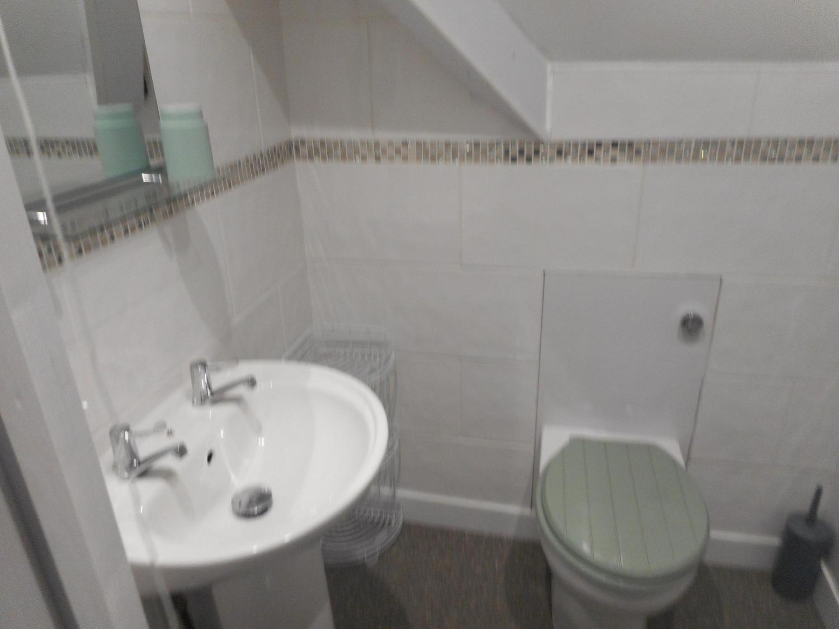 Standard Twin Room - Photo 6